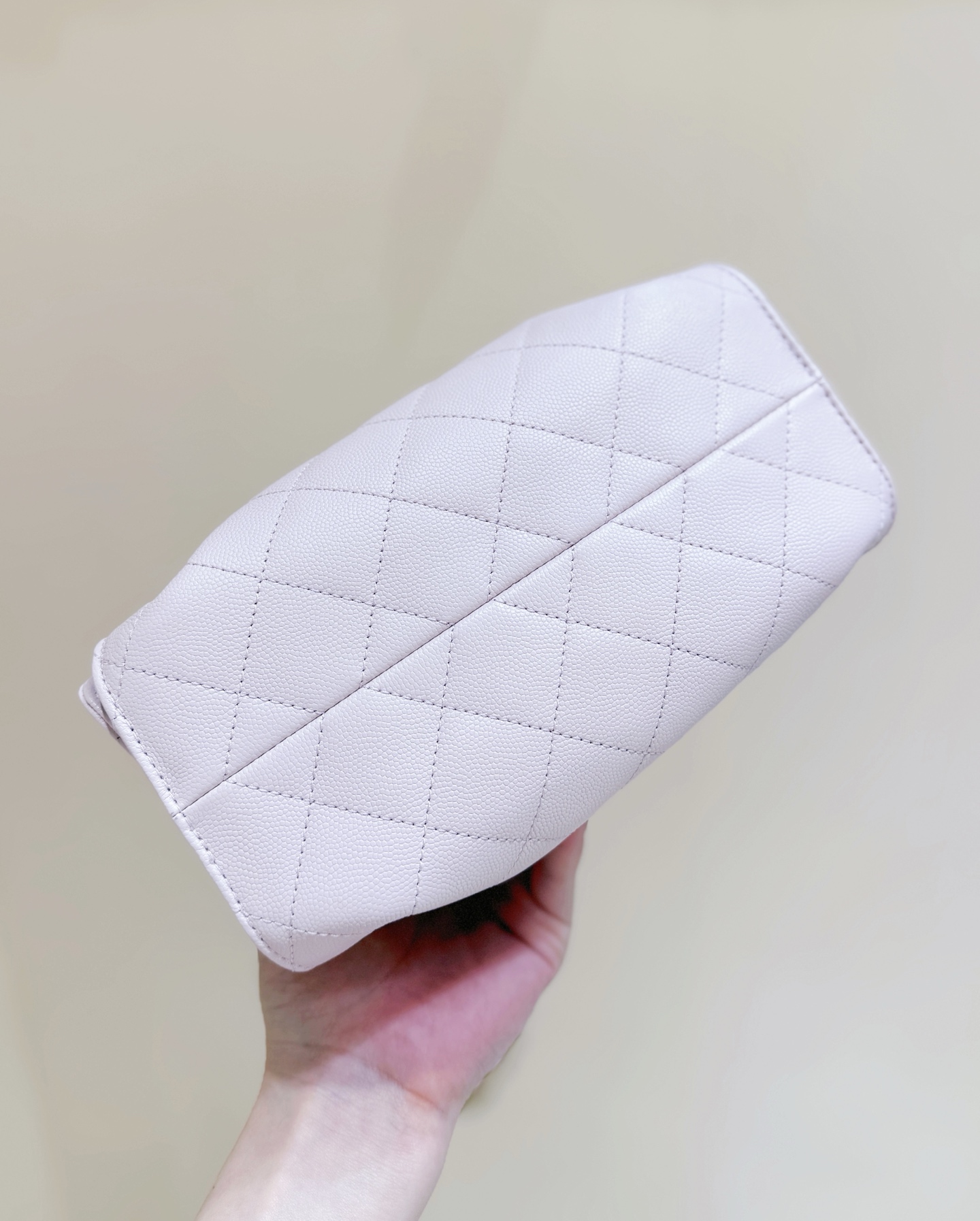 樱花粉出货啦[庆祝][庆祝]
26C 早春度假系列👍👍
ZP 49200购入[愉快]

Chane1 26C &ldquo;25bag迷你&rdquo;登场👜
不愧是jennic同款，真的全球疯抢[得意][得意]
这只mini包把松弛感焊在包上了！[色][色]软软的菱格纹透着细腻肌理，复古又随性！就是妥妥的时髦精💗💗超级推荐[太阳]

原厂正品Haas荔枝小牛皮[庆祝][庆祝]
AS563100148（20*22*12.5cm）