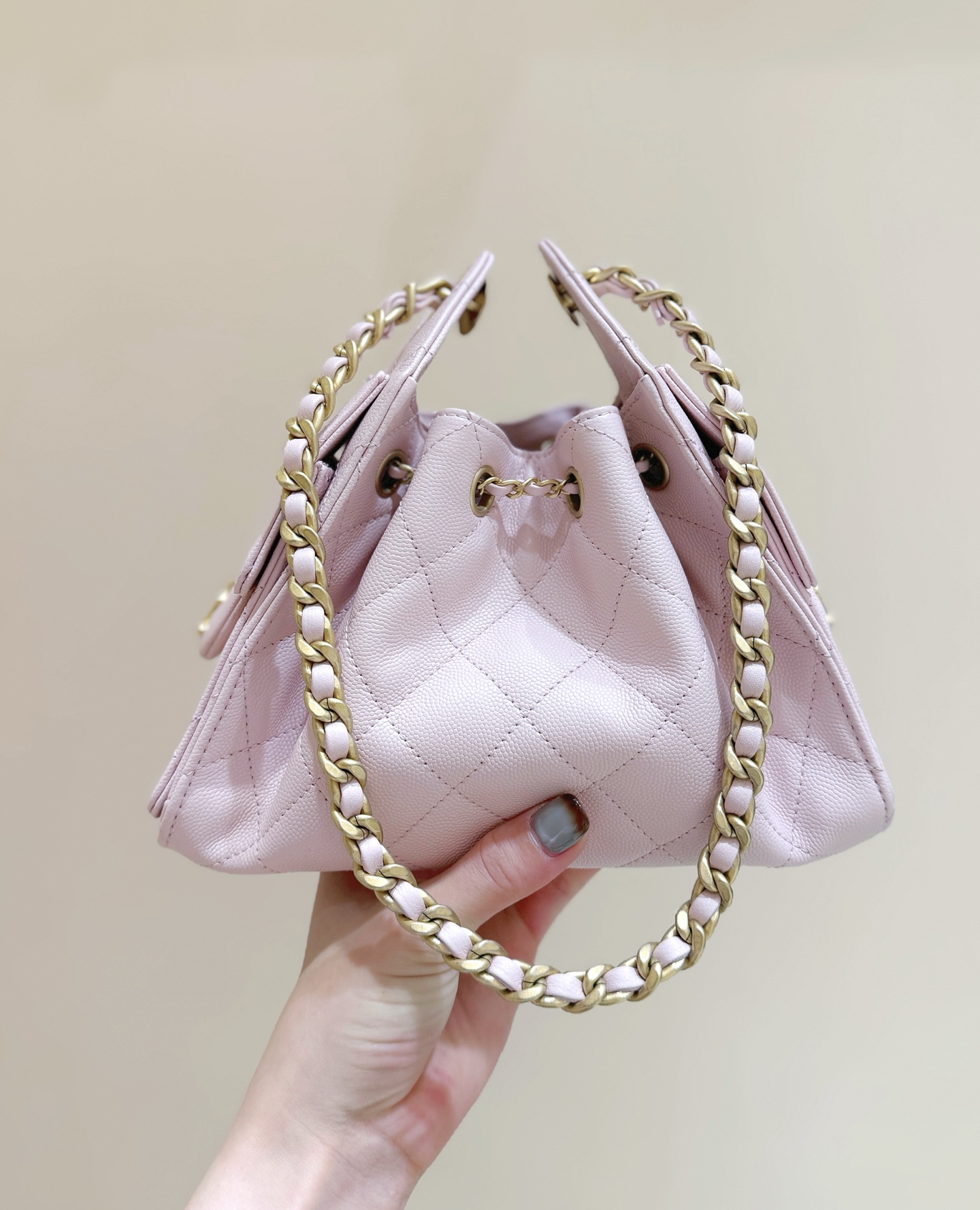 樱花粉出货啦[庆祝][庆祝]
26C 早春度假系列👍👍
ZP 49200购入[愉快]

Chane1 26C &ldquo;25bag迷你&rdquo;登场👜
不愧是jennic同款，真的全球疯抢[得意][得意]
这只mini包把松弛感焊在包上了！[色][色]软软的菱格纹透着细腻肌理，复古又随性！就是妥妥的时髦精💗💗超级推荐[太阳]

原厂正品Haas荔枝小牛皮[庆祝][庆祝]
AS563100148（20*22*12.5cm）