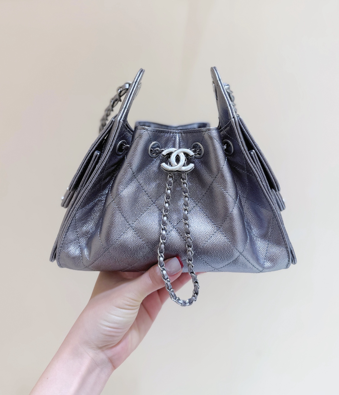 枪银出货啦[庆祝][庆祝]
26C 早春度假系列👍👍
ZP 49200购入[愉快]

Chane1 26C &ldquo;25bag迷你&rdquo;登场👜
不愧是jennic同款，真的全球疯抢[得意][得意]
这只mini包把松弛感焊在包上了！[色][色]软软的菱格纹透着细腻肌理，复古又随性！就是妥妥的时髦精💗💗超级推荐[太阳]

原厂正品Haas荔枝小牛皮[庆祝][庆祝]
AS563100148（20*22*12.5cm）