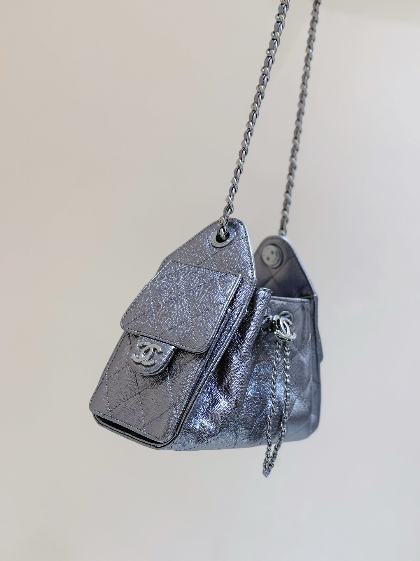 枪银出货啦[庆祝][庆祝]
26C 早春度假系列👍👍
ZP 49200购入[愉快]

Chane1 26C &ldquo;25bag迷你&rdquo;登场👜
不愧是jennic同款，真的全球疯抢[得意][得意]
这只mini包把松弛感焊在包上了！[色][色]软软的菱格纹透着细腻肌理，复古又随性！就是妥妥的时髦精💗💗超级推荐[太阳]

原厂正品Haas荔枝小牛皮[庆祝][庆祝]
AS563100148（20*22*12.5cm）