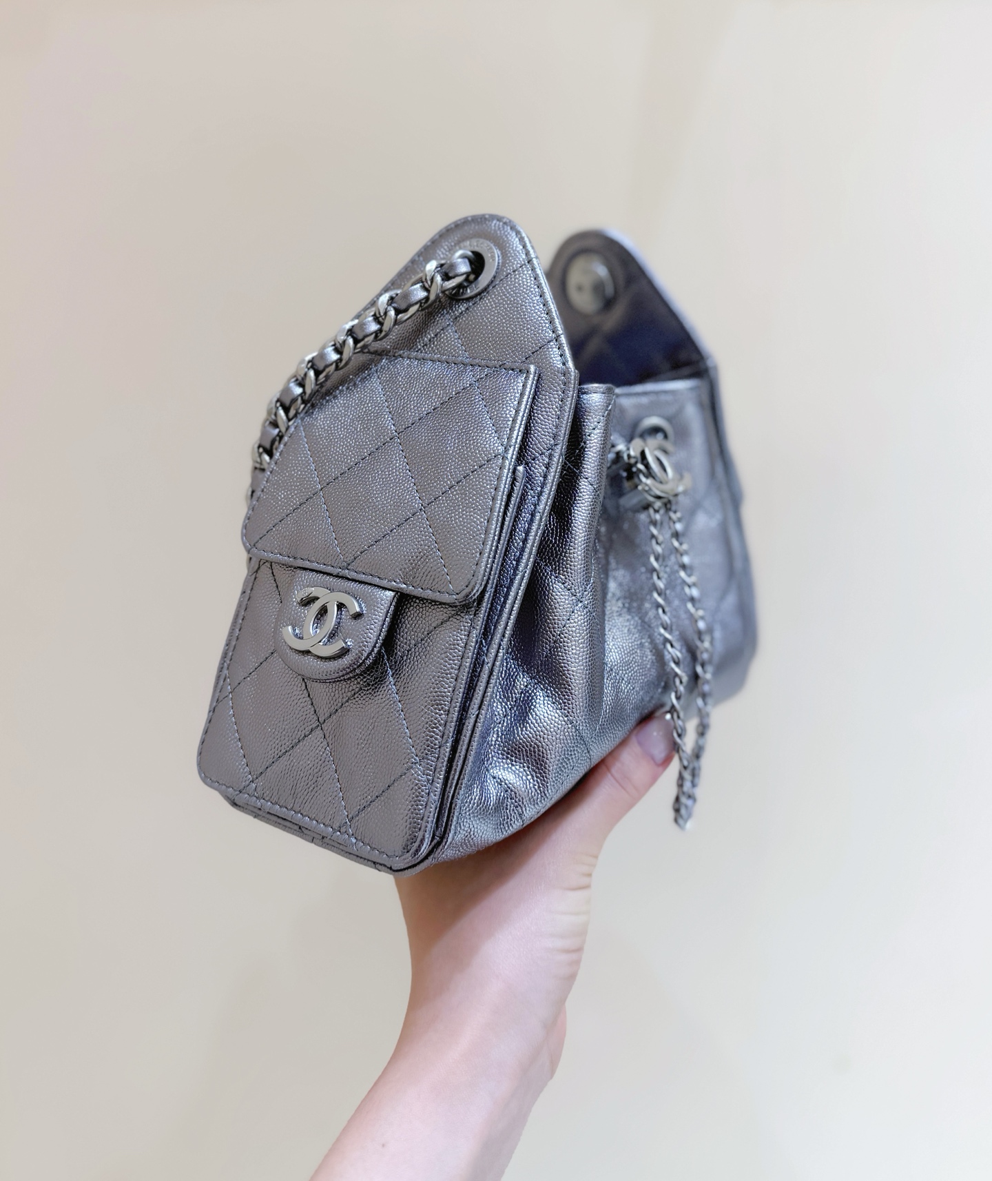 枪银出货啦[庆祝][庆祝]
26C 早春度假系列👍👍
ZP 49200购入[愉快]

Chane1 26C &ldquo;25bag迷你&rdquo;登场👜
不愧是jennic同款，真的全球疯抢[得意][得意]
这只mini包把松弛感焊在包上了！[色][色]软软的菱格纹透着细腻肌理，复古又随性！就是妥妥的时髦精💗💗超级推荐[太阳]

原厂正品Haas荔枝小牛皮[庆祝][庆祝]
AS563100148（20*22*12.5cm）