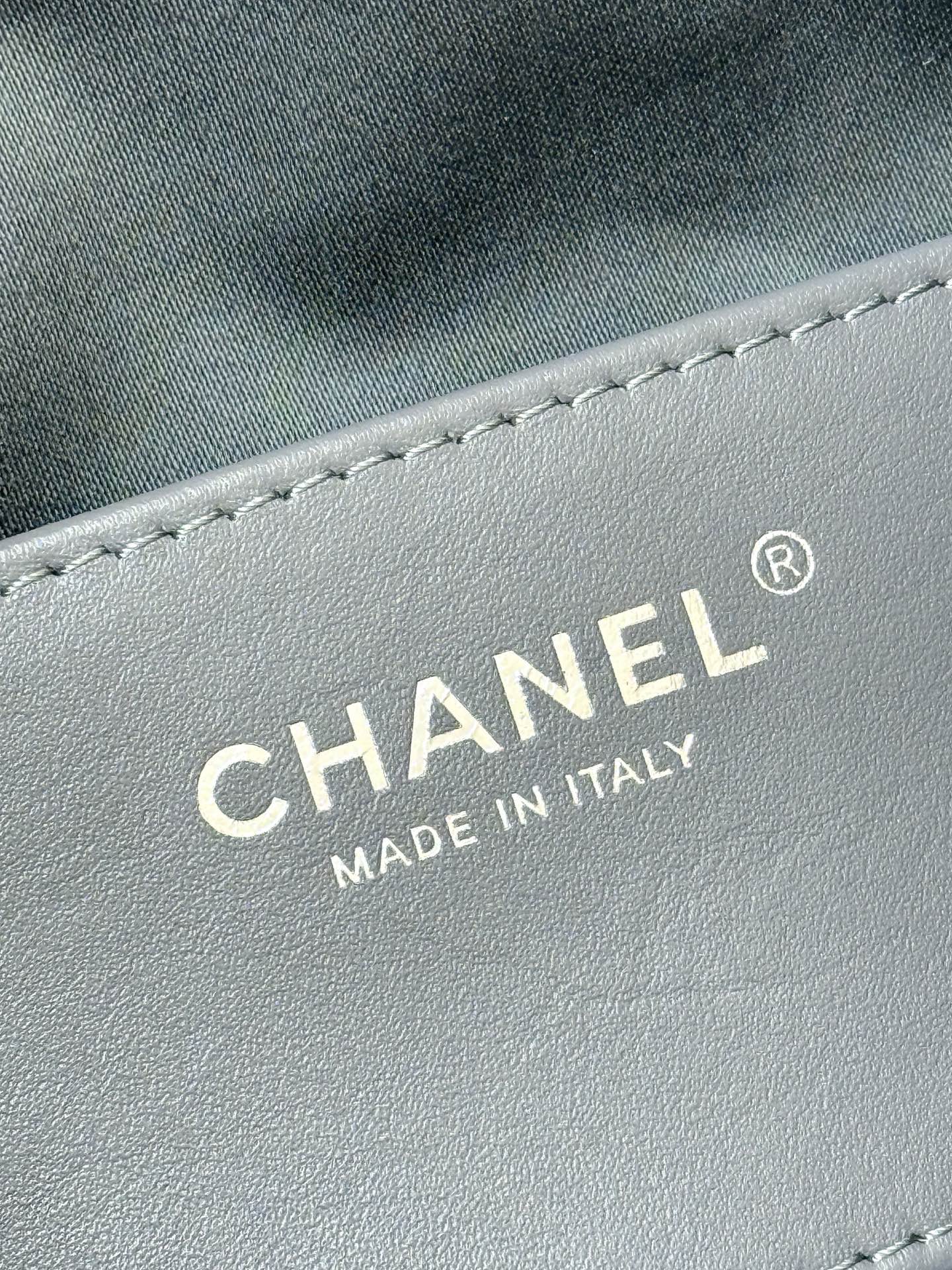 枪银出货啦[庆祝][庆祝]
26C 早春度假系列👍👍
ZP 49200购入[愉快]

Chane1 26C &ldquo;25bag迷你&rdquo;登场👜
不愧是jennic同款，真的全球疯抢[得意][得意]
这只mini包把松弛感焊在包上了！[色][色]软软的菱格纹透着细腻肌理，复古又随性！就是妥妥的时髦精💗💗超级推荐[太阳]

原厂正品Haas荔枝小牛皮[庆祝][庆祝]
AS563100148（20*22*12.5cm）