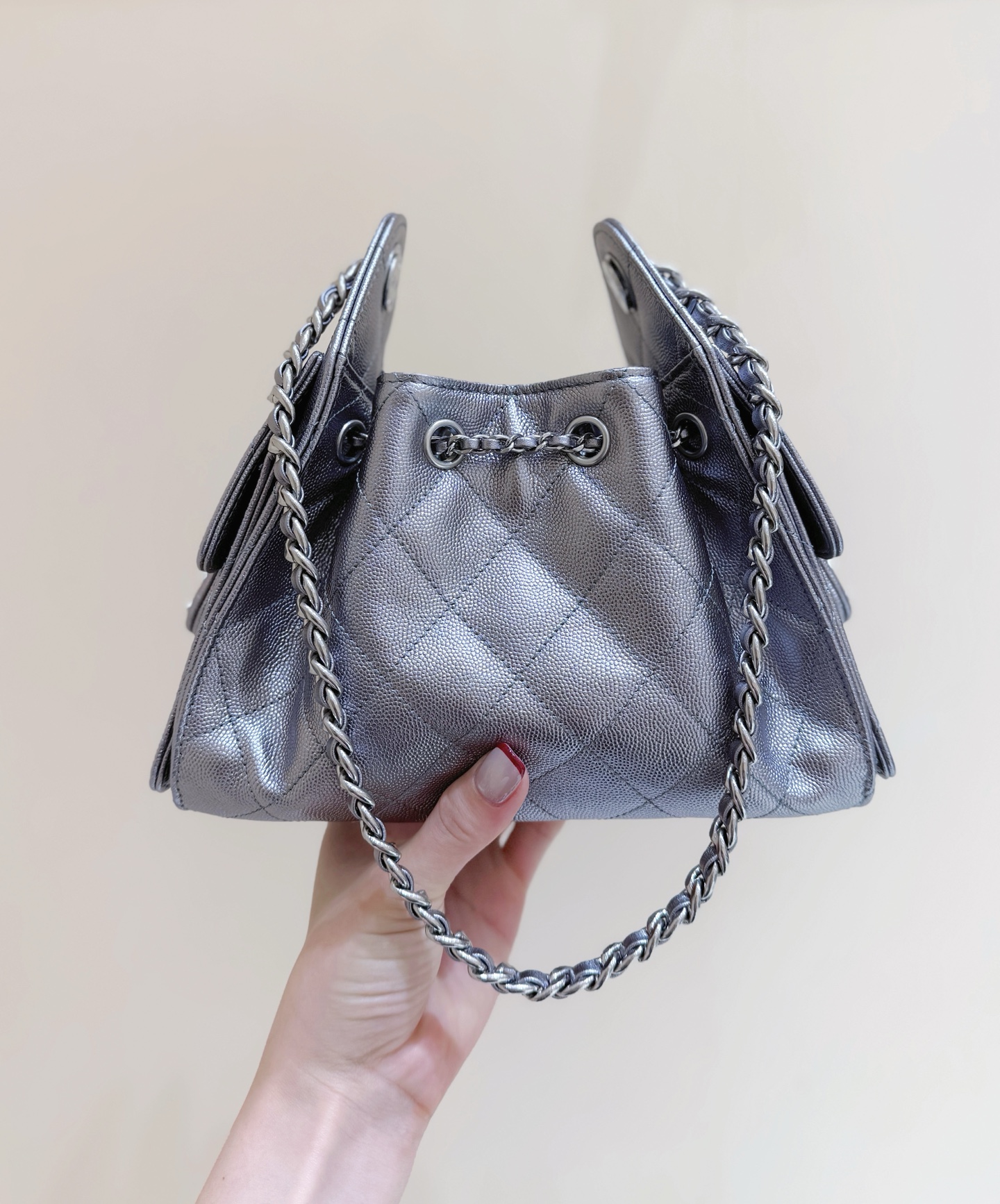 枪银出货啦[庆祝][庆祝]
26C 早春度假系列👍👍
ZP 49200购入[愉快]

Chane1 26C &ldquo;25bag迷你&rdquo;登场👜
不愧是jennic同款，真的全球疯抢[得意][得意]
这只mini包把松弛感焊在包上了！[色][色]软软的菱格纹透着细腻肌理，复古又随性！就是妥妥的时髦精💗💗超级推荐[太阳]

原厂正品Haas荔枝小牛皮[庆祝][庆祝]
AS563100148（20*22*12.5cm）