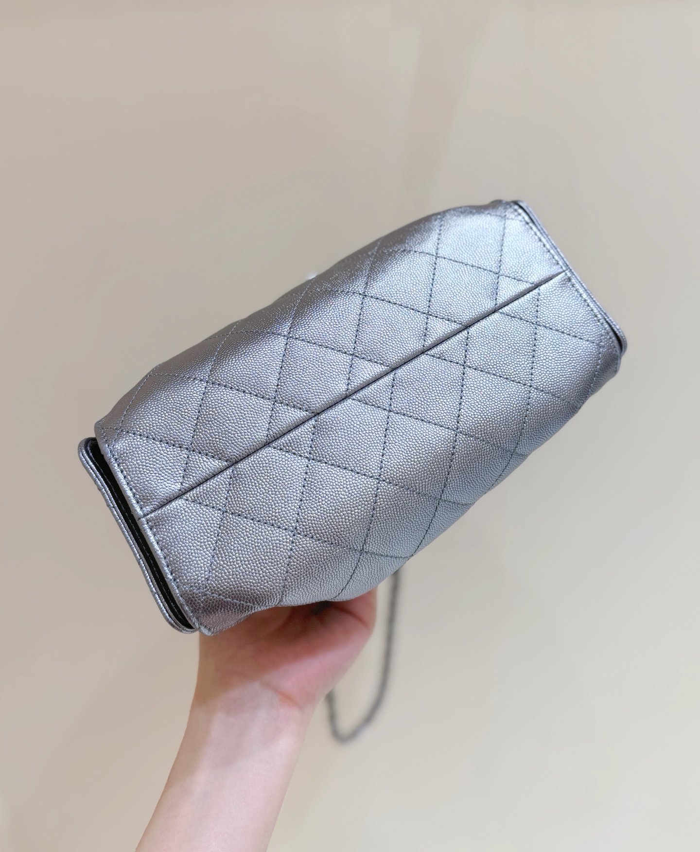 枪银出货啦[庆祝][庆祝]
26C 早春度假系列👍👍
ZP 49200购入[愉快]

Chane1 26C &ldquo;25bag迷你&rdquo;登场👜
不愧是jennic同款，真的全球疯抢[得意][得意]
这只mini包把松弛感焊在包上了！[色][色]软软的菱格纹透着细腻肌理，复古又随性！就是妥妥的时髦精💗💗超级推荐[太阳]

原厂正品Haas荔枝小牛皮[庆祝][庆祝]
AS563100148（20*22*12.5cm）