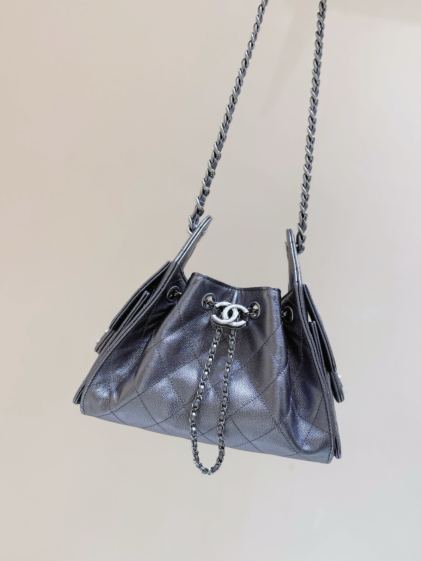 枪银出货啦[庆祝][庆祝]
26C 早春度假系列👍👍
ZP 49200购入[愉快]

Chane1 26C &ldquo;25bag迷你&rdquo;登场👜
不愧是jennic同款，真的全球疯抢[得意][得意]
这只mini包把松弛感焊在包上了！[色][色]软软的菱格纹透着细腻肌理，复古又随性！就是妥妥的时髦精💗💗超级推荐[太阳]

原厂正品Haas荔枝小牛皮[庆祝][庆祝]
AS563100148（20*22*12.5cm）