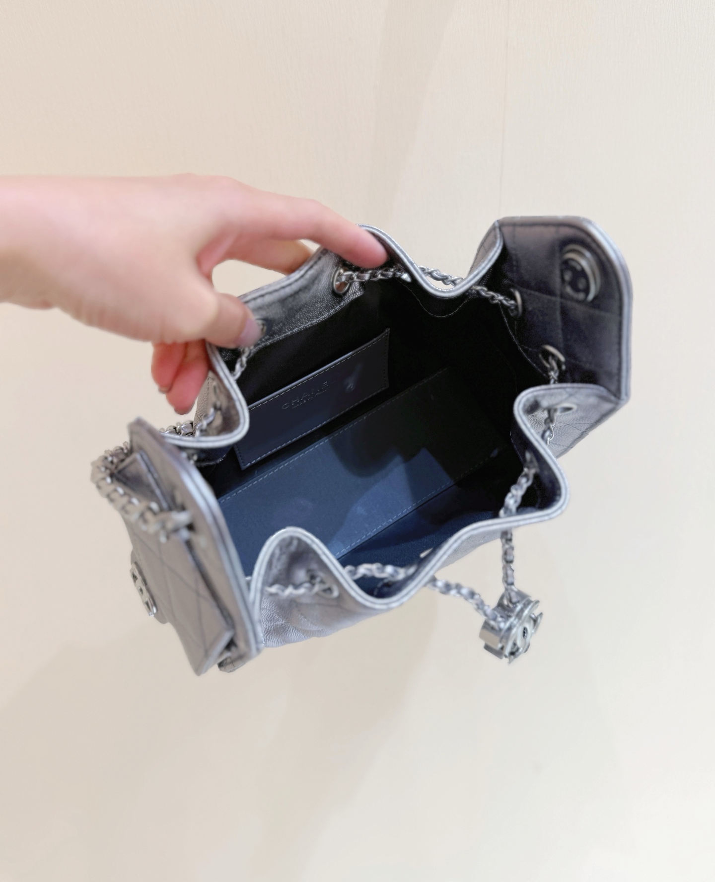 枪银出货啦[庆祝][庆祝]
26C 早春度假系列👍👍
ZP 49200购入[愉快]

Chane1 26C &ldquo;25bag迷你&rdquo;登场👜
不愧是jennic同款，真的全球疯抢[得意][得意]
这只mini包把松弛感焊在包上了！[色][色]软软的菱格纹透着细腻肌理，复古又随性！就是妥妥的时髦精💗💗超级推荐[太阳]

原厂正品Haas荔枝小牛皮[庆祝][庆祝]
AS563100148（20*22*12.5cm）