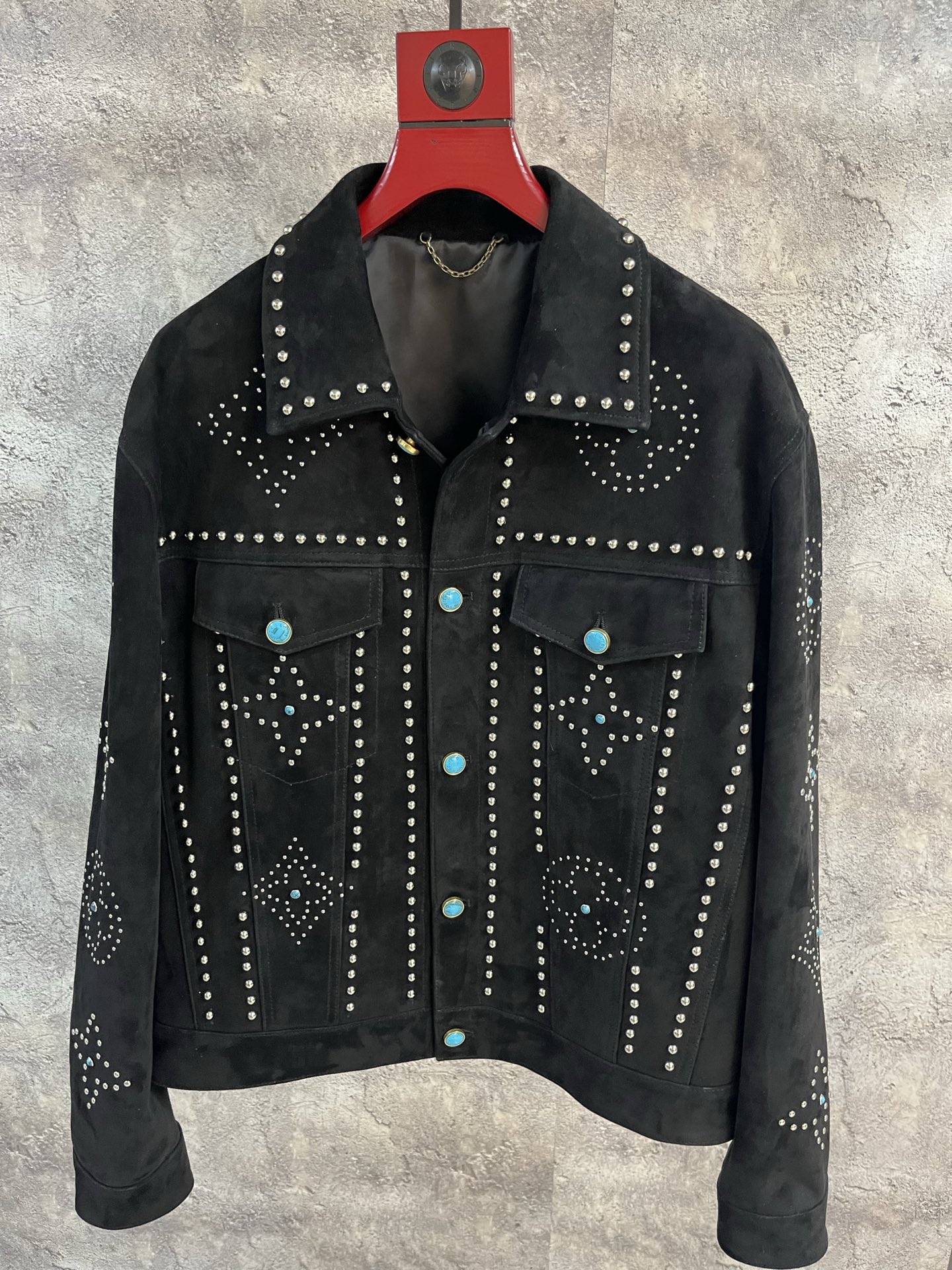 NO:868265,The new autumn and winter 1V show style turquoise heavy beaded suede jacket. This suede jacket references the western dandy theme of the autumn and winter show, with metal studs to accentuate the eye-catching bloom of Monogram flowers. The back incorporates the LV logo and the sun pattern, and buttons and studs highlight the exquisite details, which can inject elegant charm into the casual look. Same style for men and women. Size 46-58 Coding: Ready stock, Louis Vuitton-clothing, louis  vuitton,louis vuitton,jackets & coats,chamois leather,19860909秋冬新款1V 秀款绿松石重工钉珠麂皮夹克.本款麂皮夹克援引 秋冬秀场的西部丹迪主题,以金属饰钉烘托Monogram 花卉的瞩目绽放.背部融合LV 标识和骄阳图案,纽扣与饰钉点亮工致细节,可为休闲造型注入雅致意韵 男女同款.码数46—58 编码:现货供应,路易威登-服装,louis vuitton,louis vuitton,jackets & coats,chamois leather,,Women's clothing