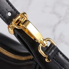 回货。配盒子🎁 PRAD A月亮/月牙包 本季黑马四小牛皮和淡金的配色,月牙形状自带调扣,整体皮穿链,可盐可甜 展现优雅 回货。配盒子🎁 PRAD A月亮/月牙包 本季黑马四小牛皮和淡金的配色,月牙形状自带调扣,整体皮穿链,可盐可甜 展现优雅
