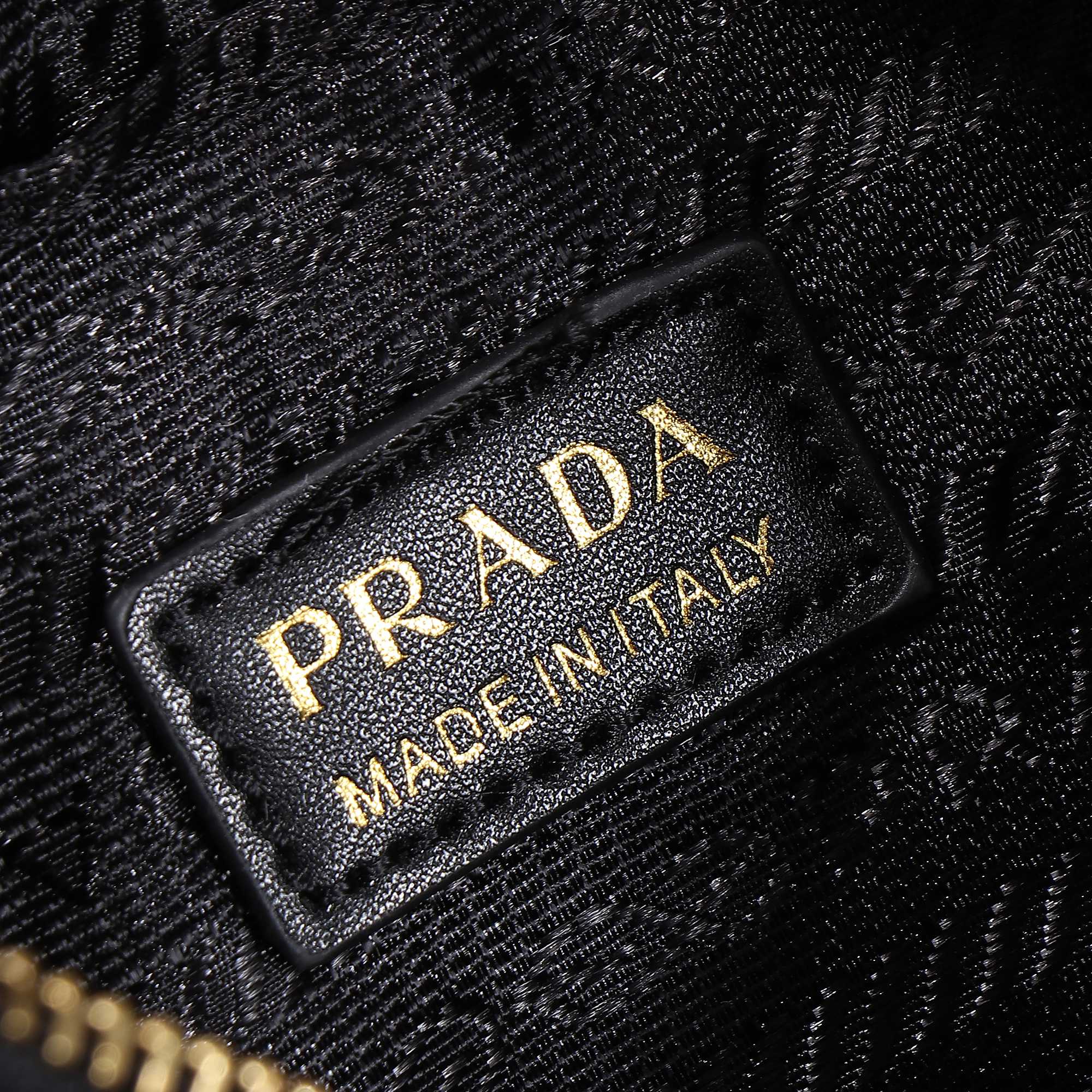 回货。配盒子🎁 PRAD A月亮/月牙包 本季黑马四小牛皮和淡金的配色,月牙形状自带调扣,整体皮穿链,可盐可甜 展现优雅 回货。配盒子🎁 PRAD A月亮/月牙包 本季黑马四小牛皮和淡金的配色,月牙形状自带调扣,整体皮穿链,可盐可甜 展现优雅