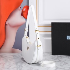 回货。配盒子🎁 PRAD A月亮/月牙包 本季黑马四小牛皮和淡金的配色,月牙形状自带调扣,整体皮穿链,可盐可甜 展现优雅 回货。配盒子🎁 PRAD A月亮/月牙包 本季黑马四小牛皮和淡金的配色,月牙形状自带调扣,整体皮穿链,可盐可甜 展现优雅