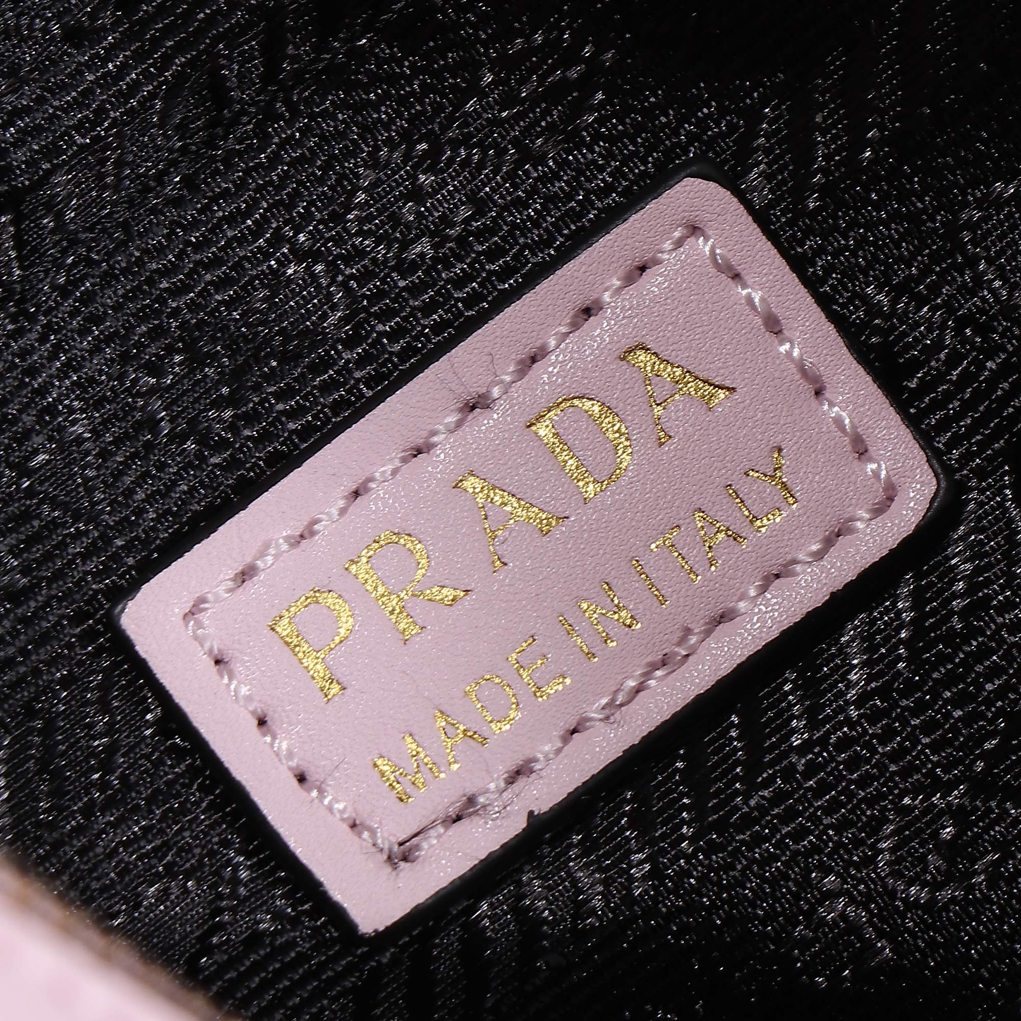 回货。配盒子🎁 PRAD A月亮/月牙包 本季黑马四小牛皮和淡金的配色,月牙形状自带调扣,整体皮穿链,可盐可甜 展现优雅 回货。配盒子🎁 PRAD A月亮/月牙包 本季黑马四小牛皮和淡金的配色,月牙形状自带调扣,整体皮穿链,可盐可甜 展现优雅