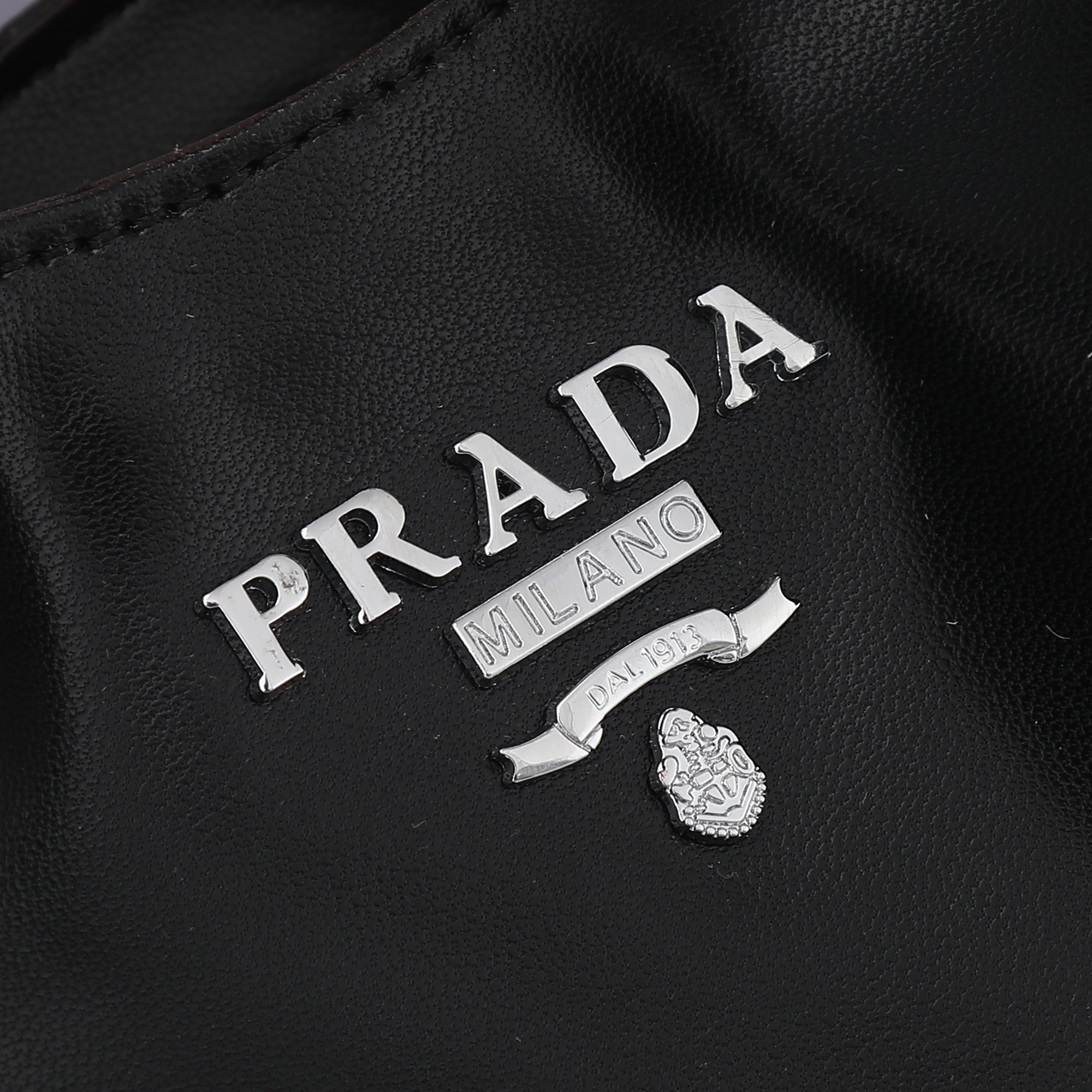 回货银标。Prada最新21Tote购物袋这个系列将是普拉达接下来一整季的主打款式。普拉达购物袋的曲线状设计十分醒目，当