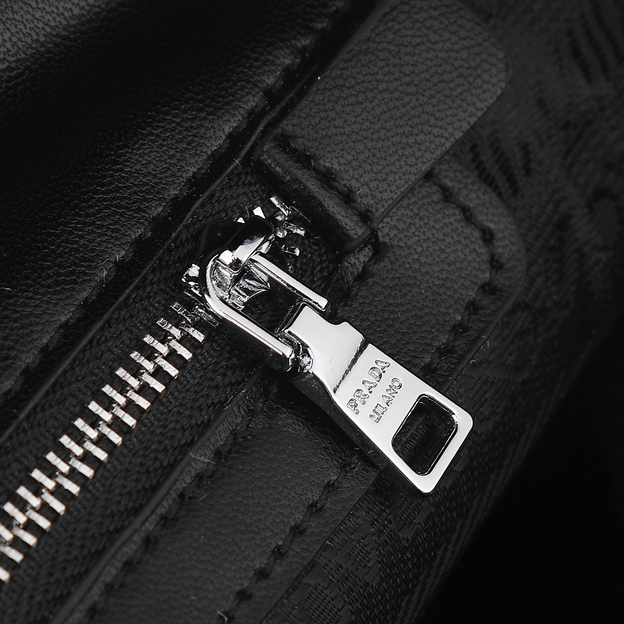 回货银标。Prada最新21Tote购物袋这个系列将是普拉达接下来一整季的主打款式。普拉达购物袋的曲线状设计十分醒目，当