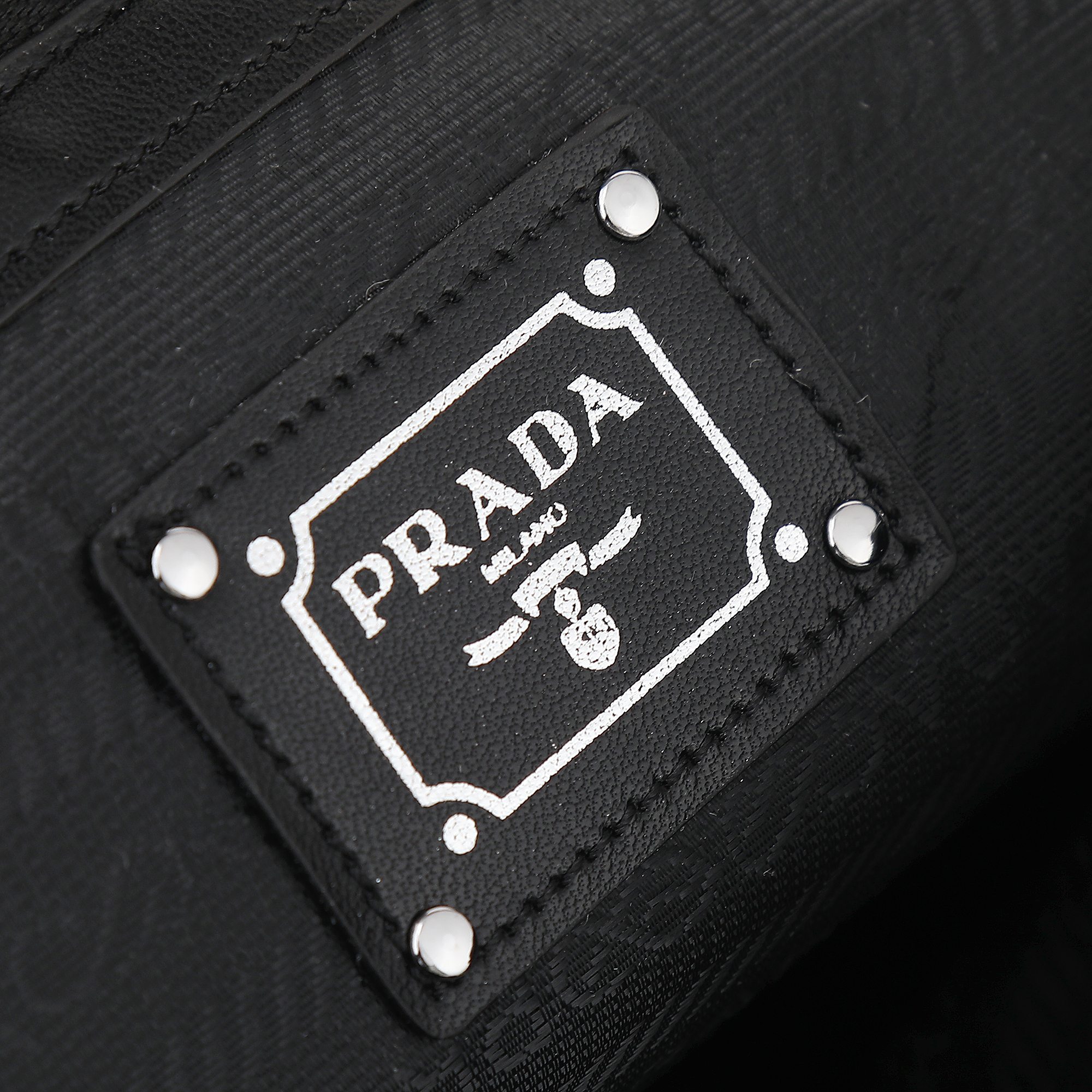 回货银标。Prada最新21Tote购物袋这个系列将是普拉达接下来一整季的主打款式。普拉达购物袋的曲线状设计十分醒目，当
