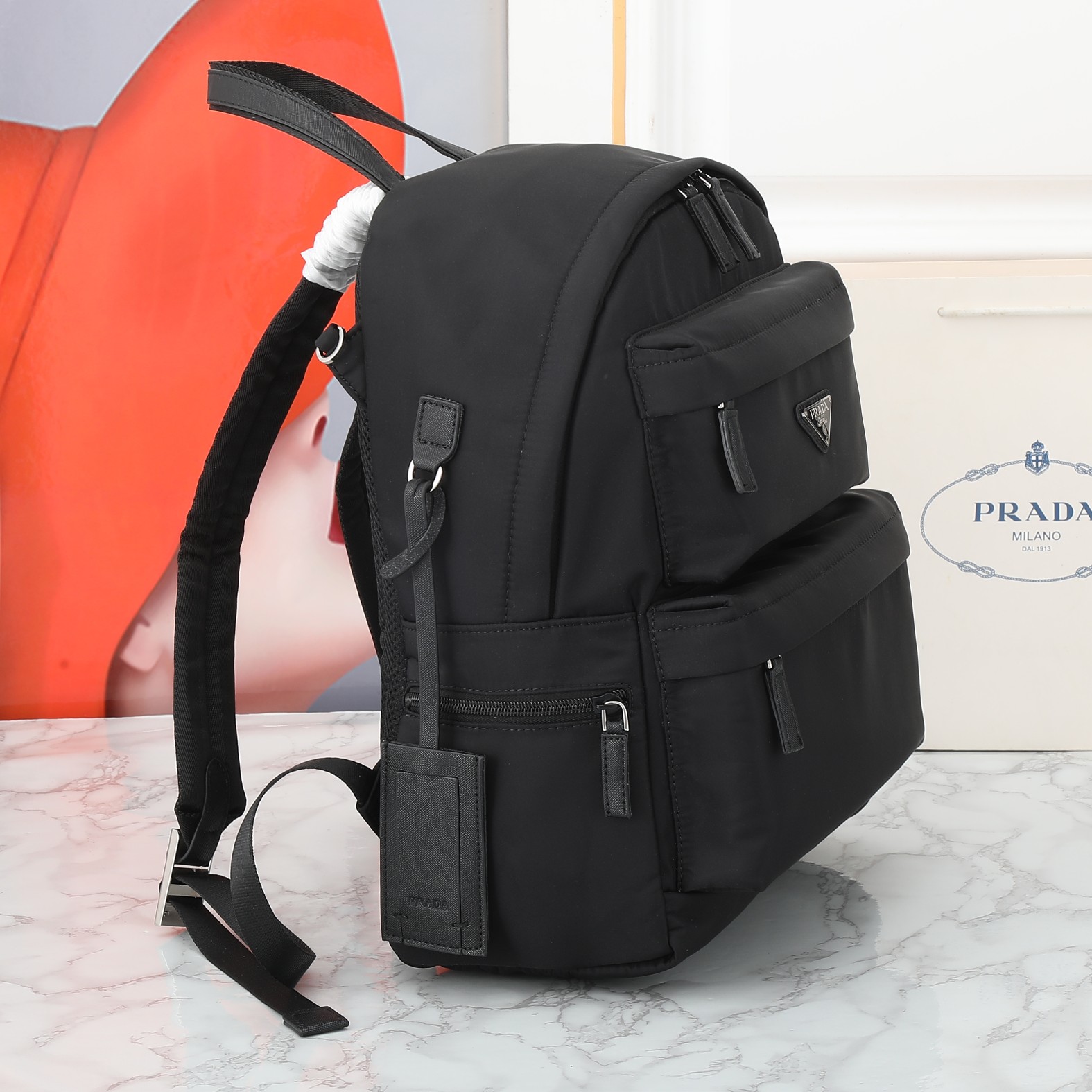 回货。PRADA👏男士双肩背包，进品防水尼龙材料。钢化五金qq配件 正面两个小隔层，侧面各一个口袋，尺寸：30×40×1