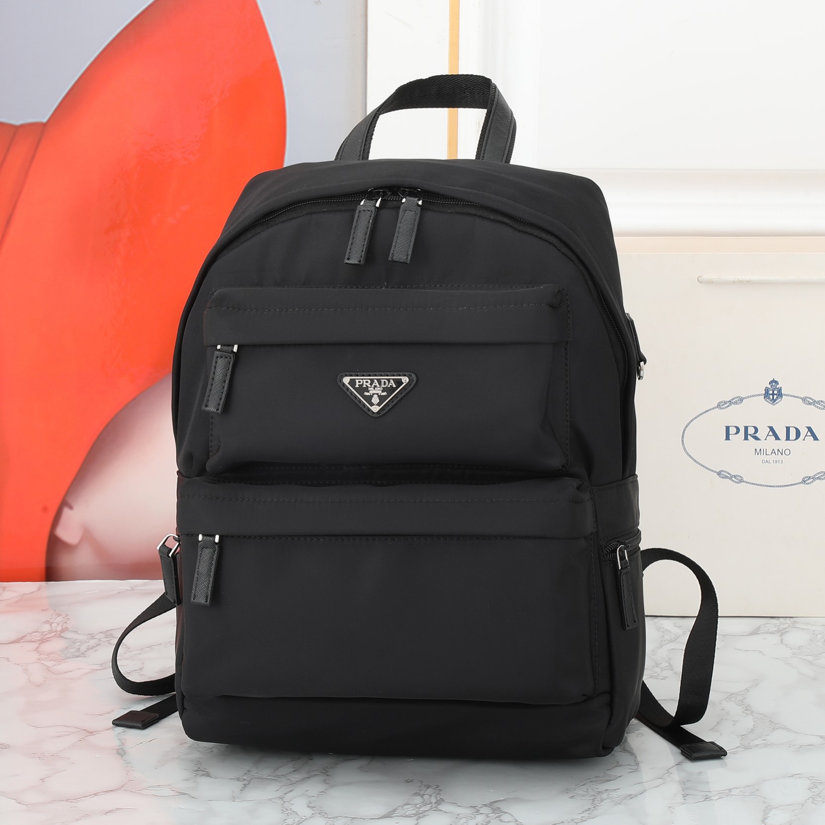 回货。PRADA👏男士双肩背包，进品防水尼龙材料。钢化五金qq配件 正面两个小隔层，侧面各一个口袋，尺寸：30×40×1