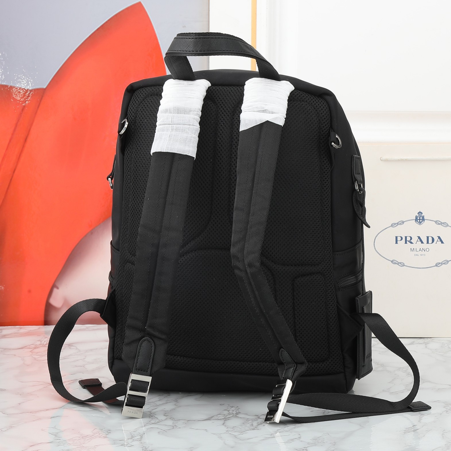 回货。PRADA👏男士双肩背包，进品防水尼龙材料。钢化五金qq配件 正面两个小隔层，侧面各一个口袋，尺寸：30×40×1
