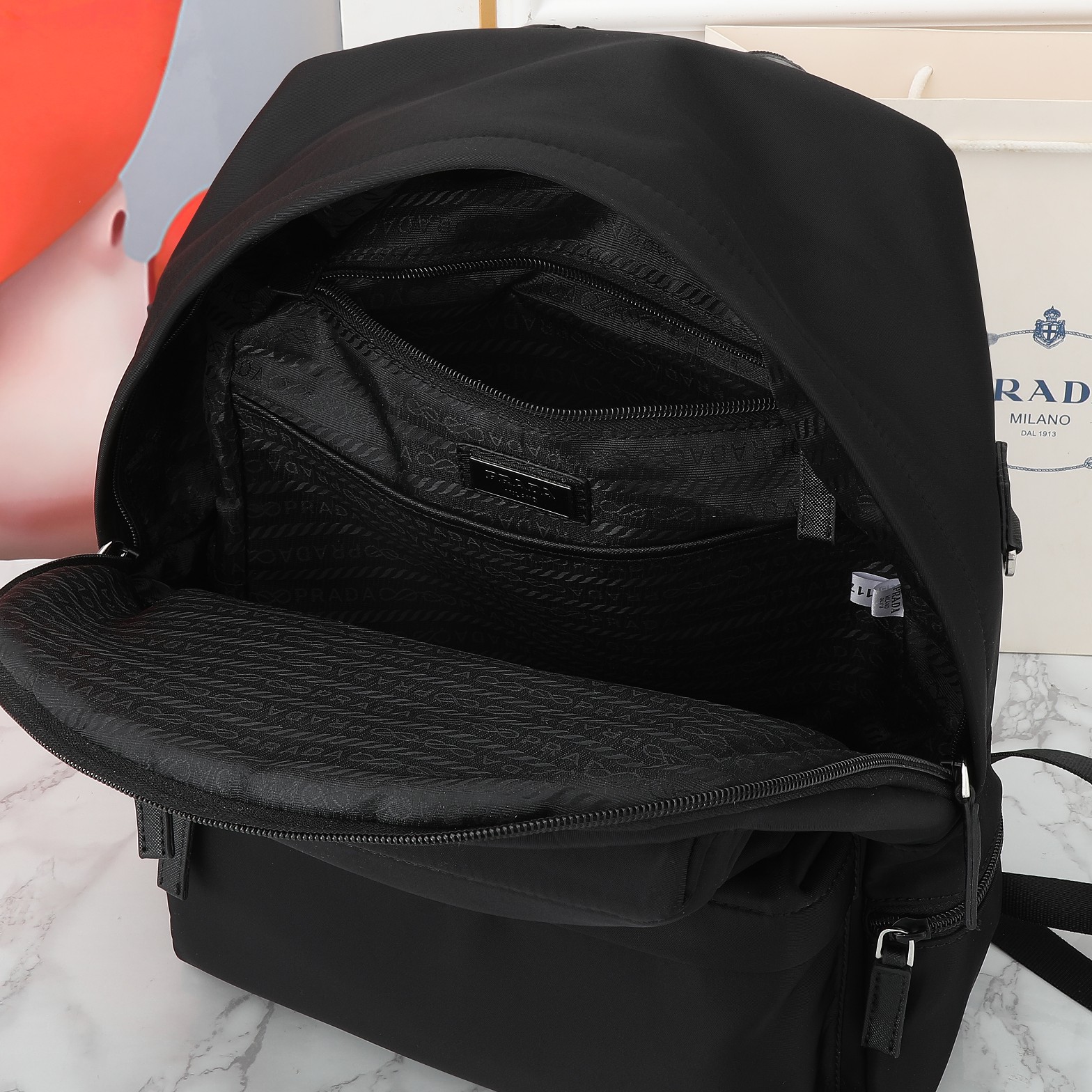 回货。PRADA👏男士双肩背包，进品防水尼龙材料。钢化五金qq配件 正面两个小隔层，侧面各一个口袋，尺寸：30×40×1