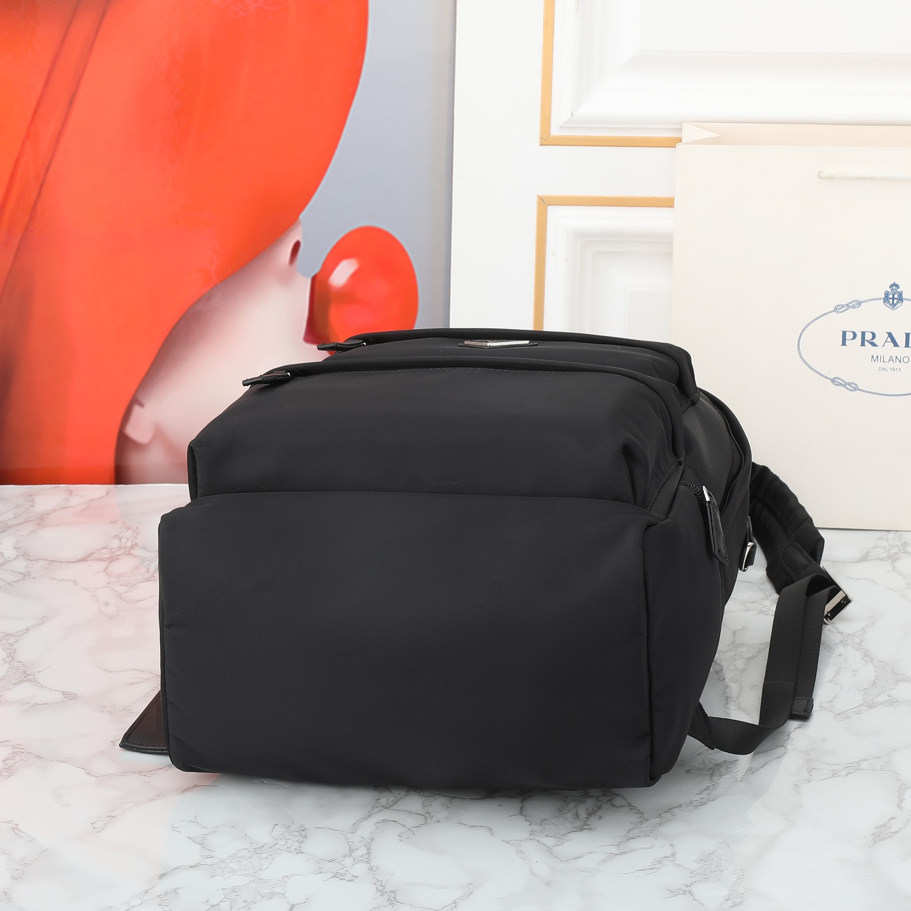 回货。PRADA👏男士双肩背包，进品防水尼龙材料。钢化五金qq配件 正面两个小隔层，侧面各一个口袋，尺寸：30×40×1