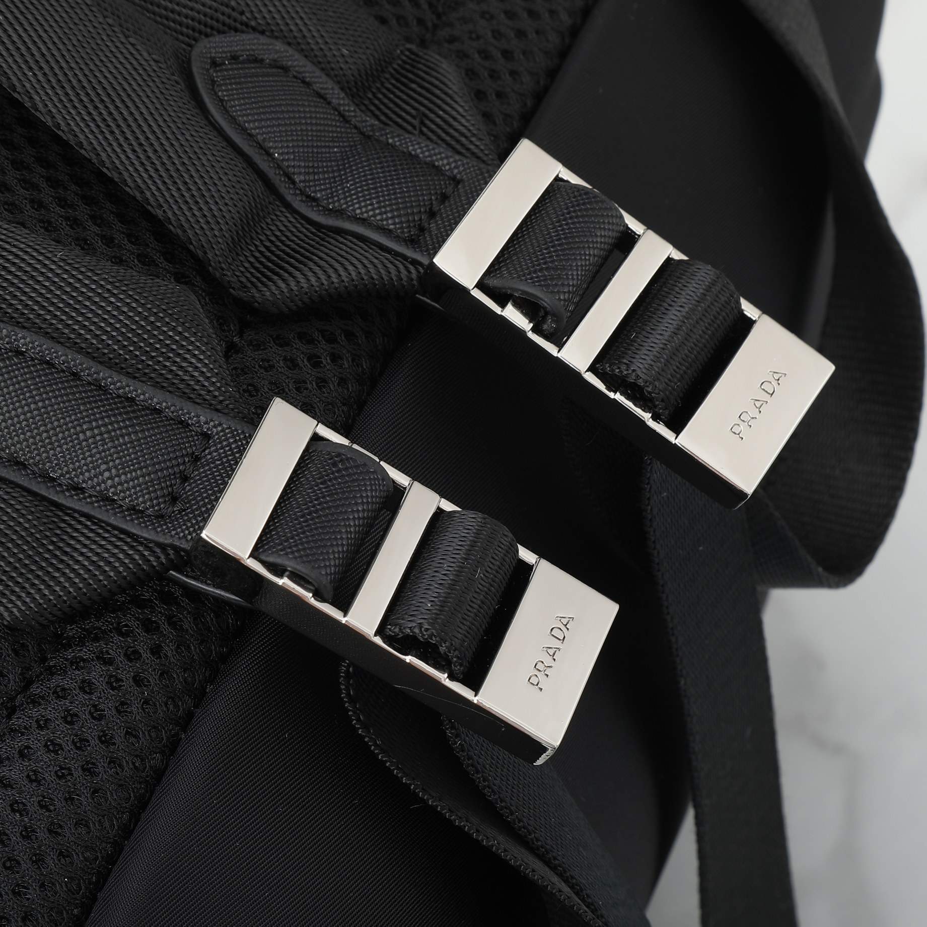 回货。PRADA👏男士双肩背包，进品防水尼龙材料。钢化五金qq配件 正面两个小隔层，侧面各一个口袋，尺寸：30×40×1