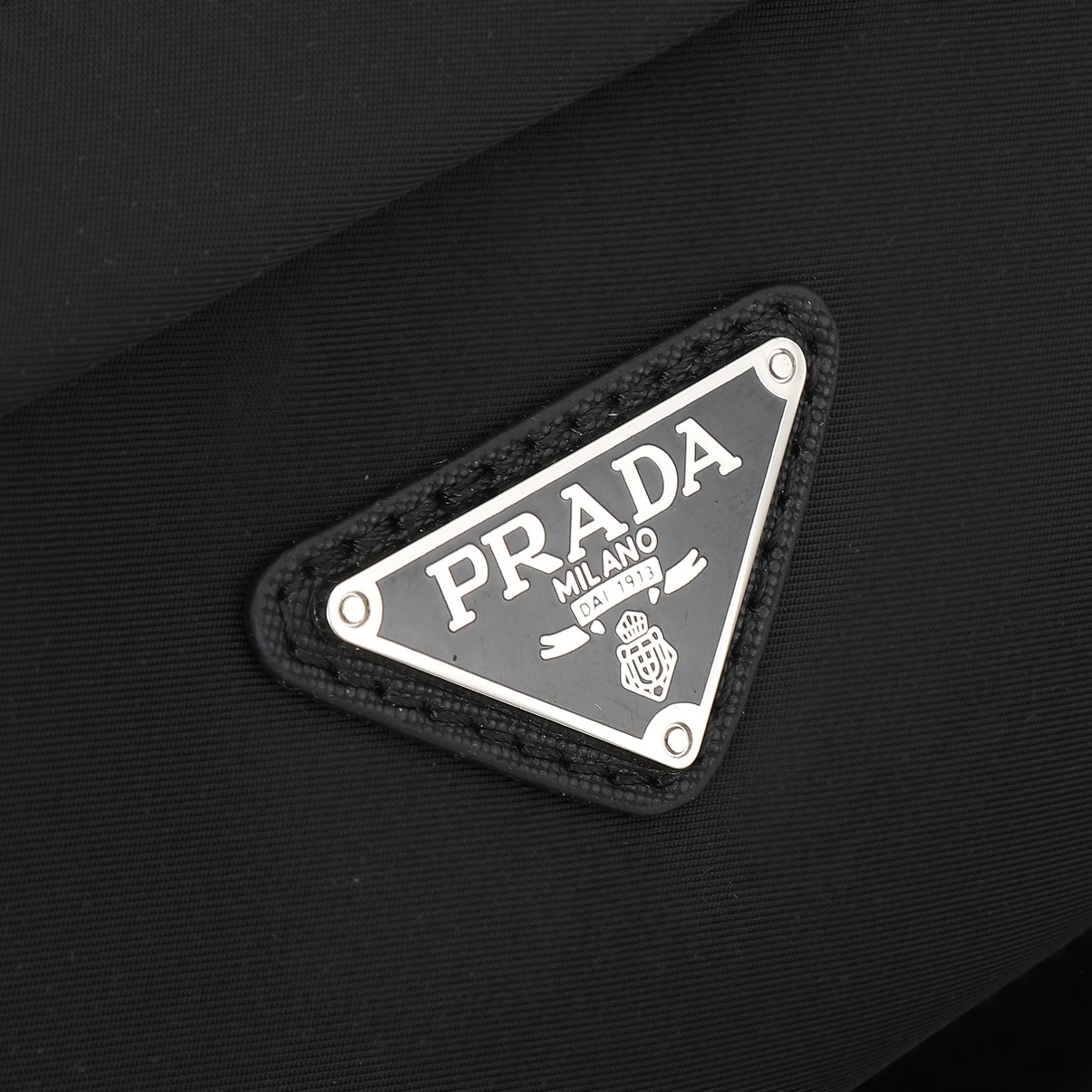 回货。PRADA👏男士双肩背包，进品防水尼龙材料。钢化五金qq配件 正面两个小隔层，侧面各一个口袋，尺寸：30×40×1