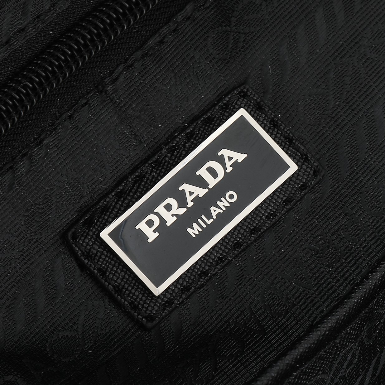 回货。PRADA👏男士双肩背包，进品防水尼龙材料。钢化五金qq配件 正面两个小隔层，侧面各一个口袋，尺寸：30×40×1