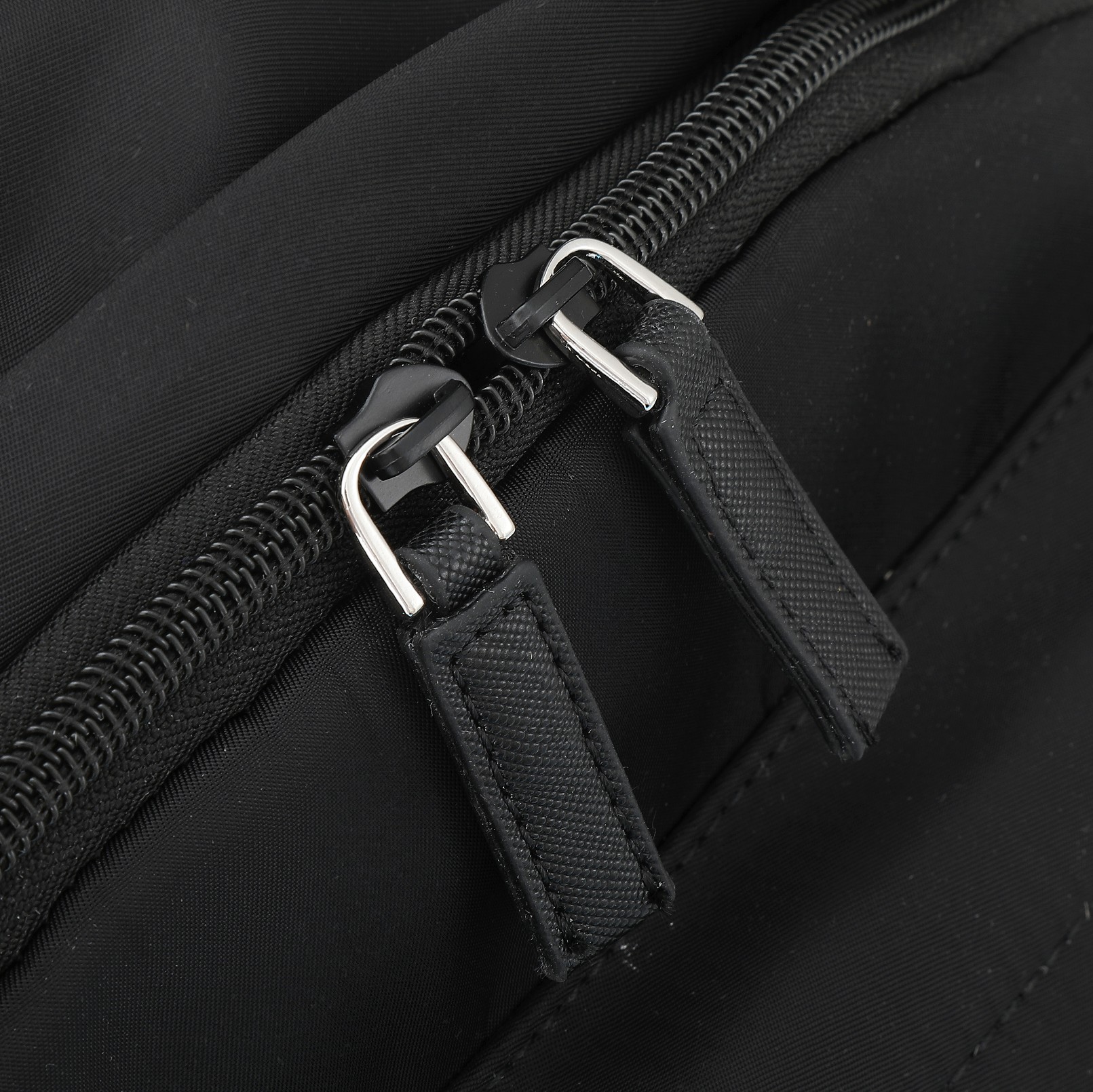回货。PRADA👏男士双肩背包，进品防水尼龙材料。钢化五金qq配件 正面两个小隔层，侧面各一个口袋，尺寸：30×40×1
