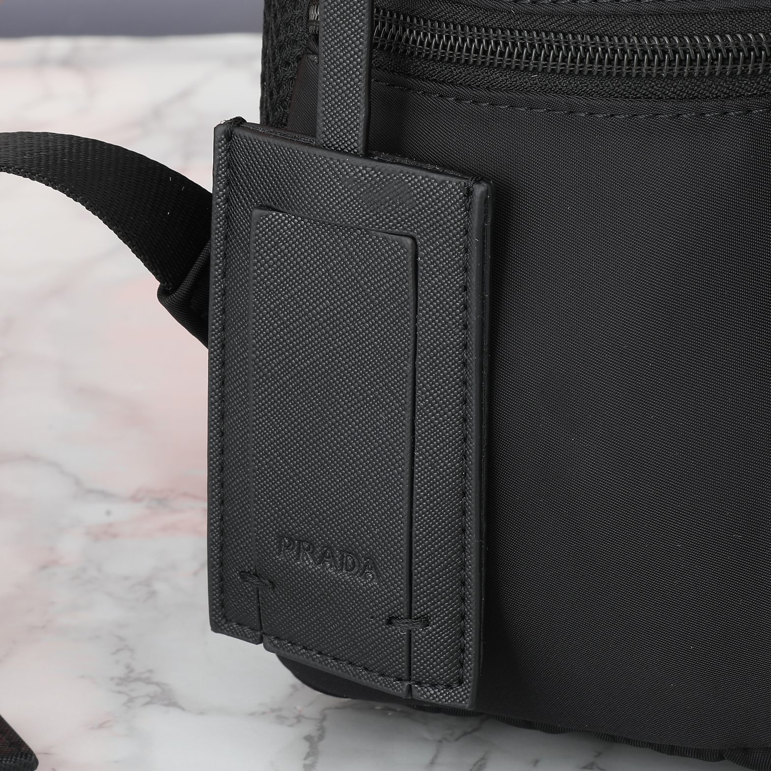 回货。PRADA👏男士双肩背包，进品防水尼龙材料。钢化五金qq配件 正面两个小隔层，侧面各一个口袋，尺寸：30×40×1