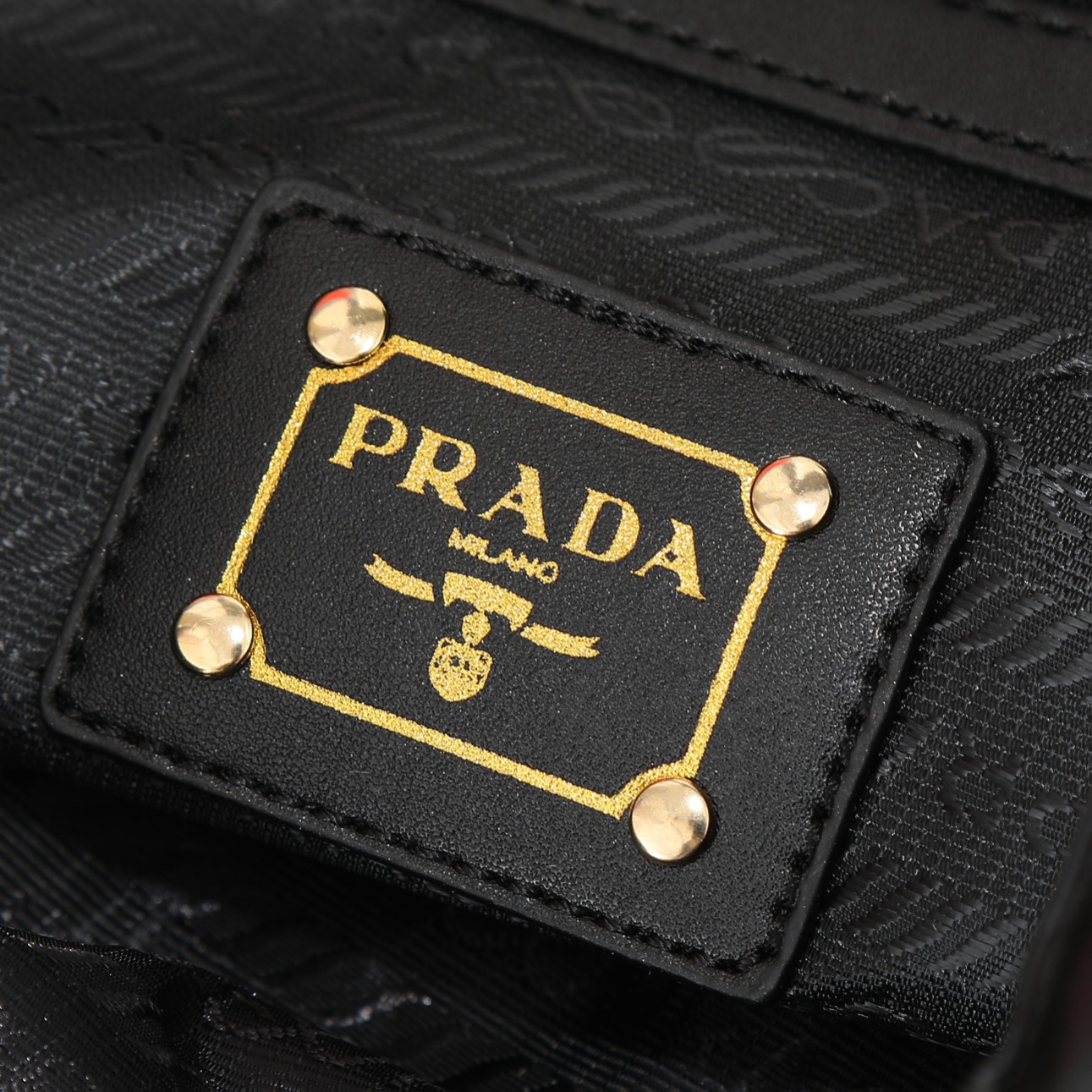 回货金标。Prada最新21Tote购物袋这个系列将是普拉达接下来一整季的主打款式。普拉达购物袋的曲线状设计十分醒目，当