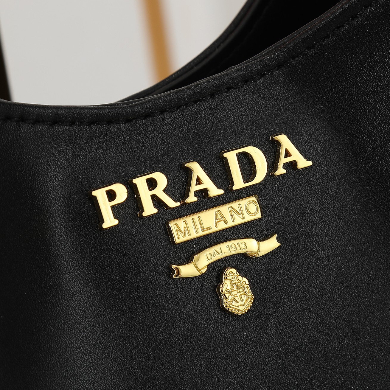 回货金标。Prada最新21Tote购物袋这个系列将是普拉达接下来一整季的主打款式。普拉达购物袋的曲线状设计十分醒目，当