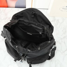 🎉回货🎉肩背/双肩包🎉🎉 这款走秀款双肩背包采用进口尼龙面料,小牛皮和顶级五金,前幅插扣/翻盖和2个口袋设计,配有一条可 🎉回货🎉肩背/双肩包🎉🎉 这款走秀款双肩背包采用进口尼龙面料,小牛皮和顶级五金,前幅插扣/翻盖和2个口袋设计,配有一条可