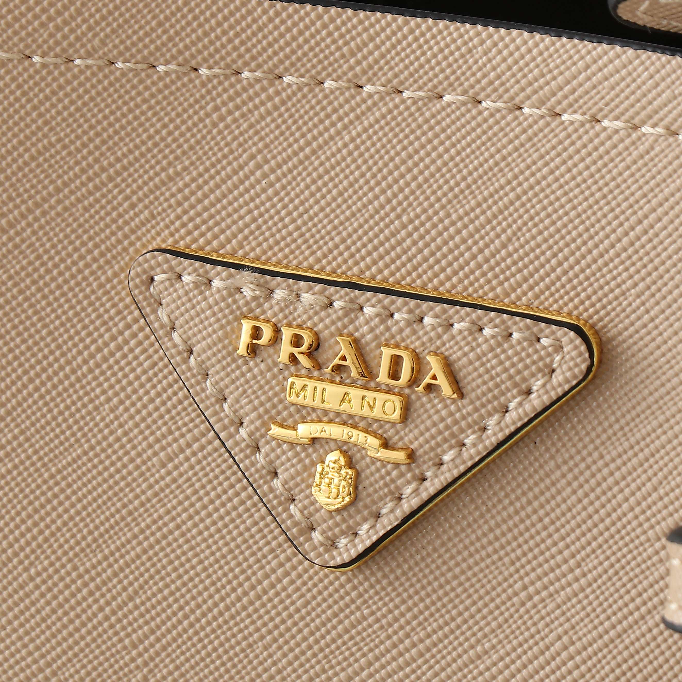 回货🔥小号😍1019
PRAD*a DOUBLE BUCKET 水桶包 🏆（普L达）20FW 专柜美腻新