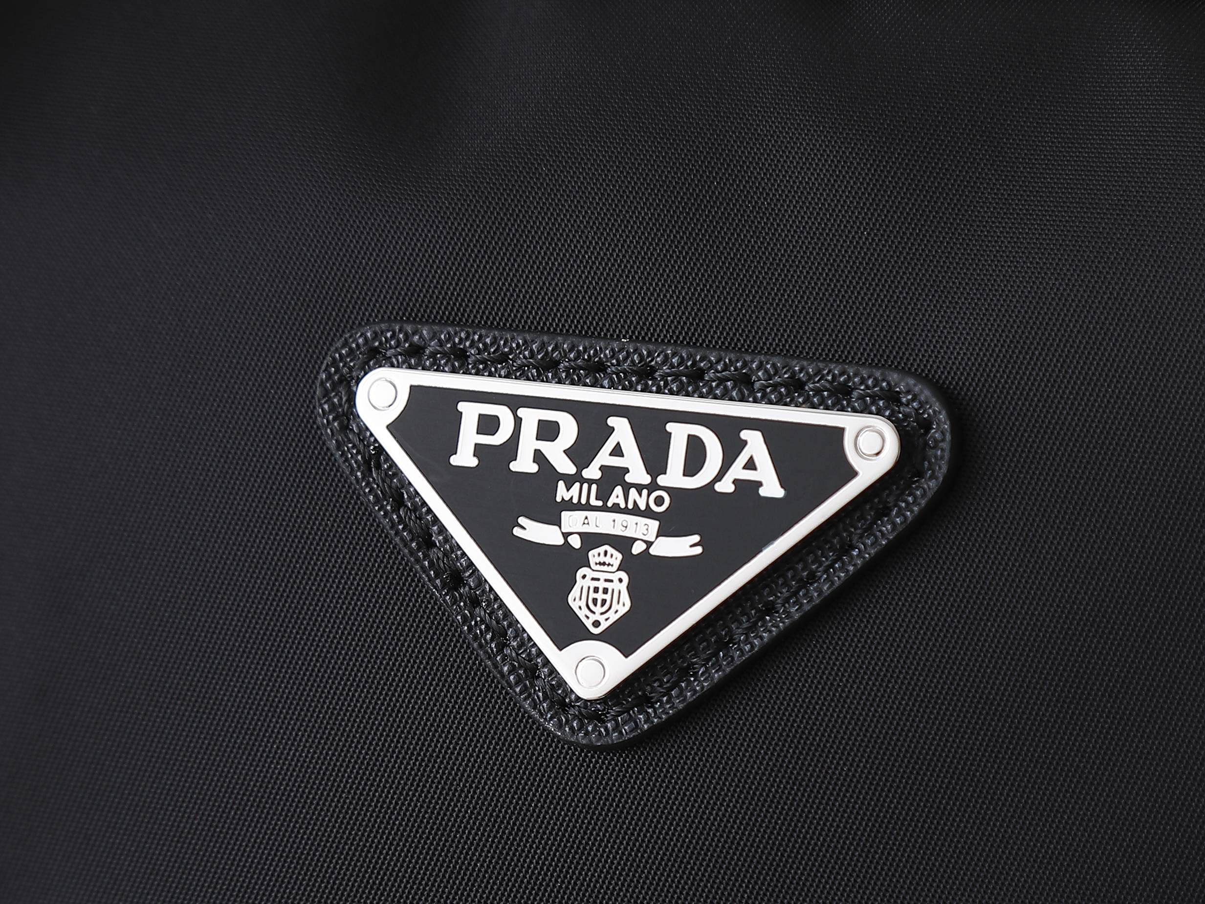 回货。普拉达《PR🅰DA》男款手提单肩包，原版进口防水面料配原版五金，细节精工细做。原版品质，175内码 ，Size W