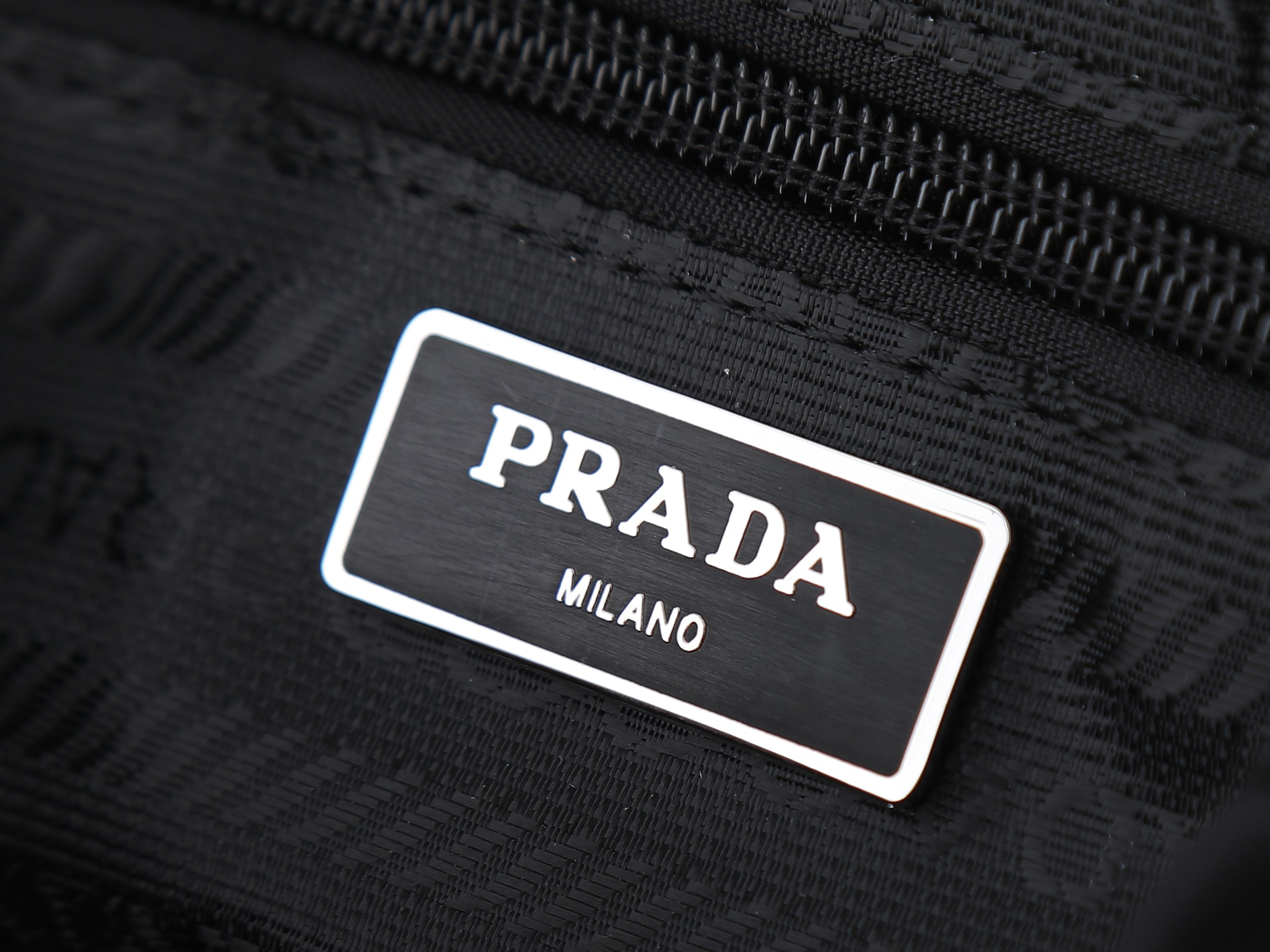 回货。🎁PRADA 。爆款必备手包[色]💪 时尚就是一个循环，只有经典才是永恒的，进口防水牛津布配十字纹皮，一直演译着男