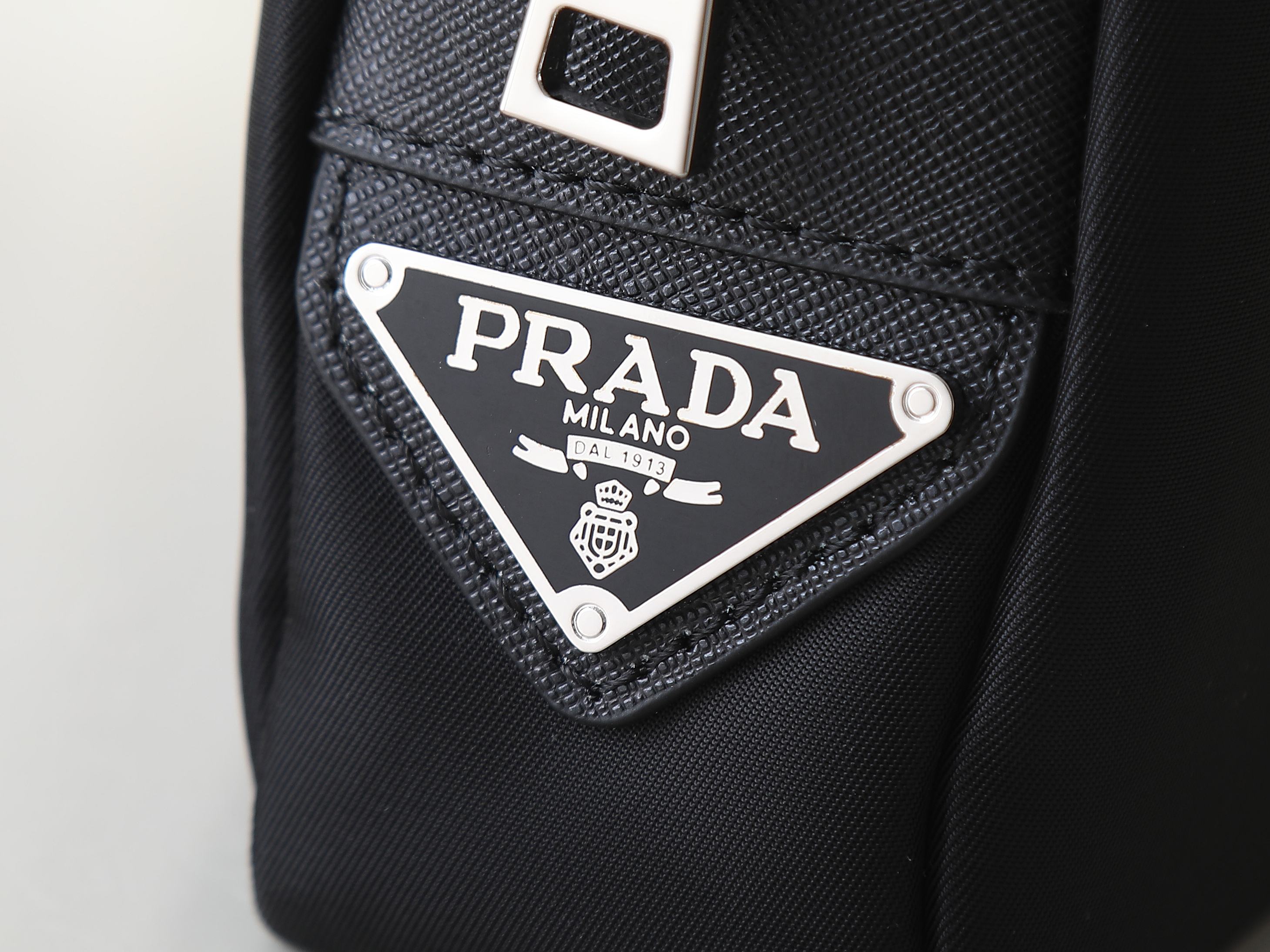 回货。🎁PRADA 。爆款必备手包[色]💪 时尚就是一个循环，只有经典才是永恒的，进口防水牛津布配十字纹皮，一直演译着男
