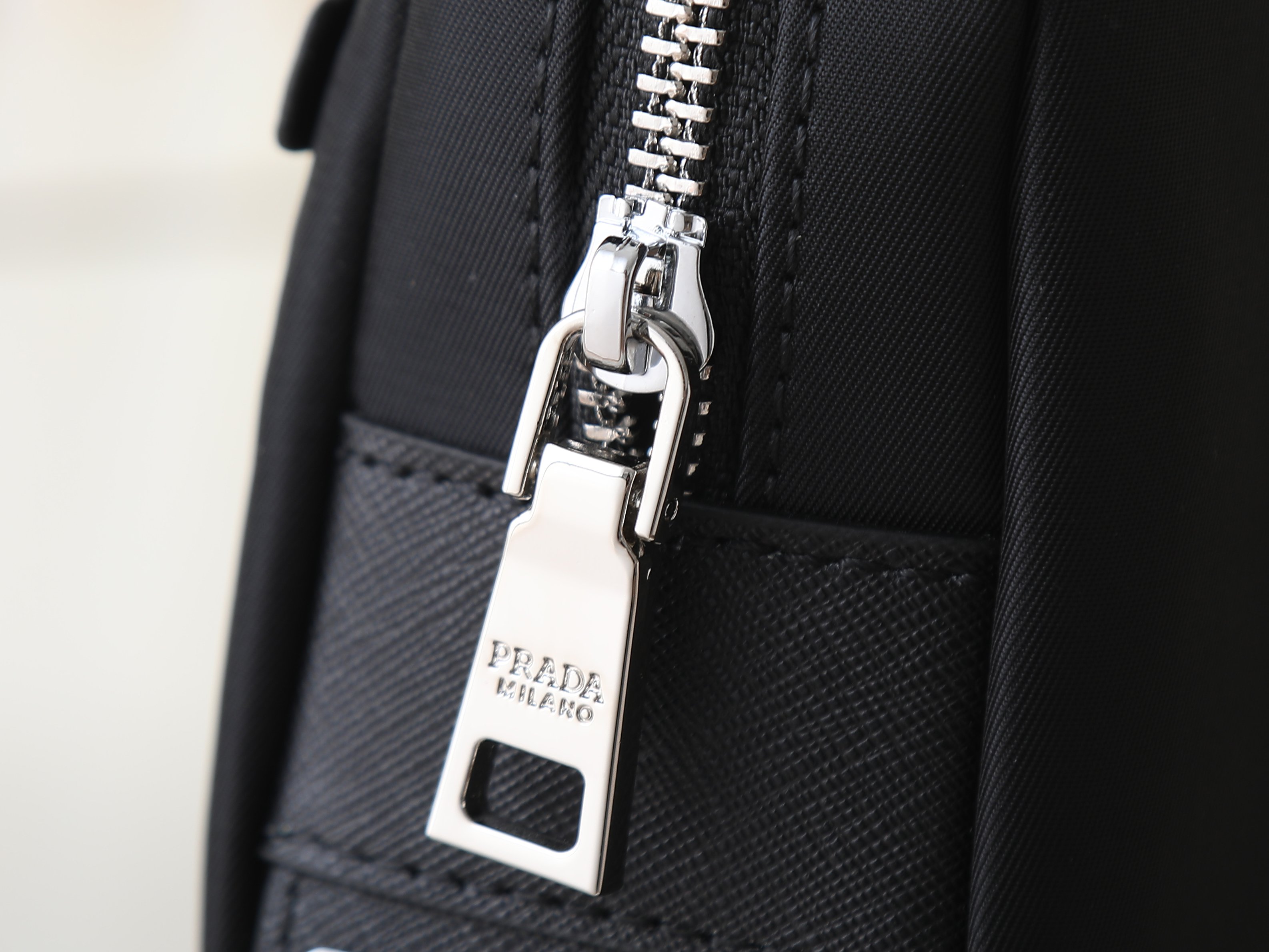 回货。🎁PRADA 。爆款必备手包[色]💪 时尚就是一个循环，只有经典才是永恒的，进口防水牛津布配十字纹皮，一直演译着男