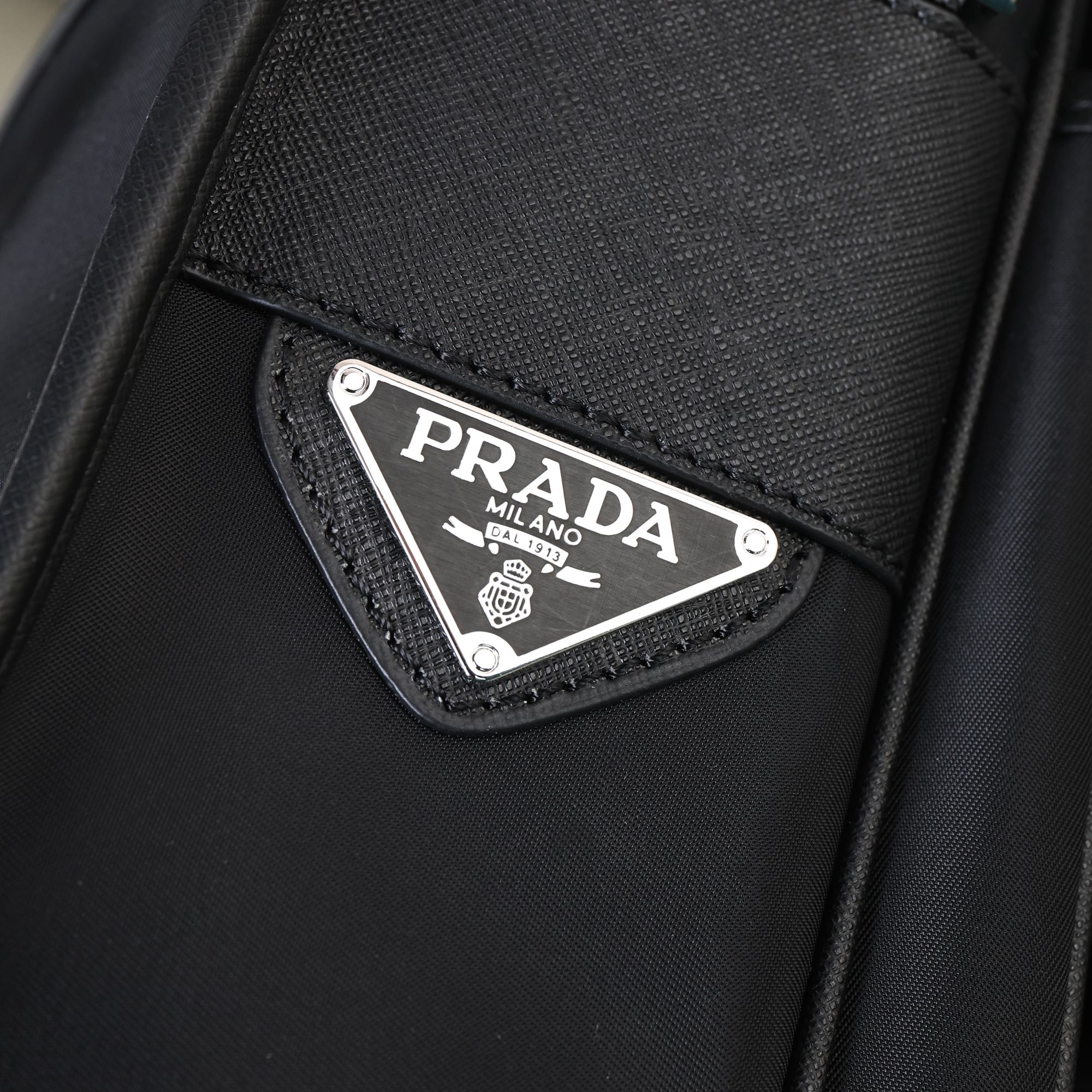 回货。升级版《🅿 RADA》=🅿家一款超经典的官网爆销款，市场对版手工品质，轻盈的原版防水布料一直受到很多人追捧。原版品
