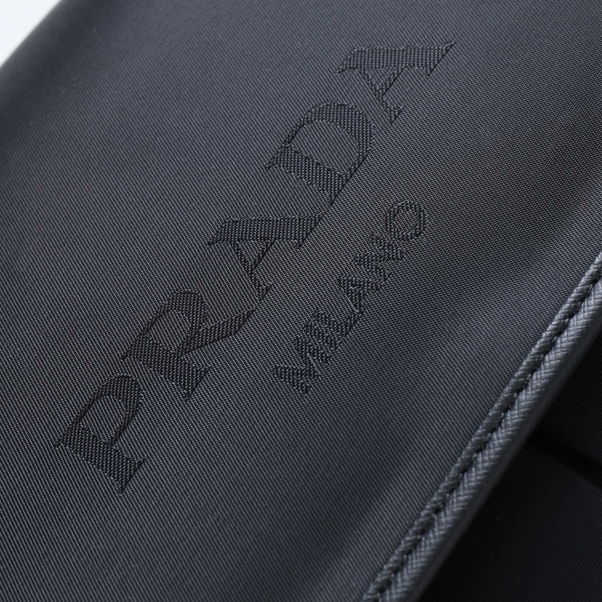 回货。升级版《🅿 RADA》=🅿家一款超经典的官网爆销款，市场对版手工品质，轻盈的原版防水布料一直受到很多人追捧。原版品
