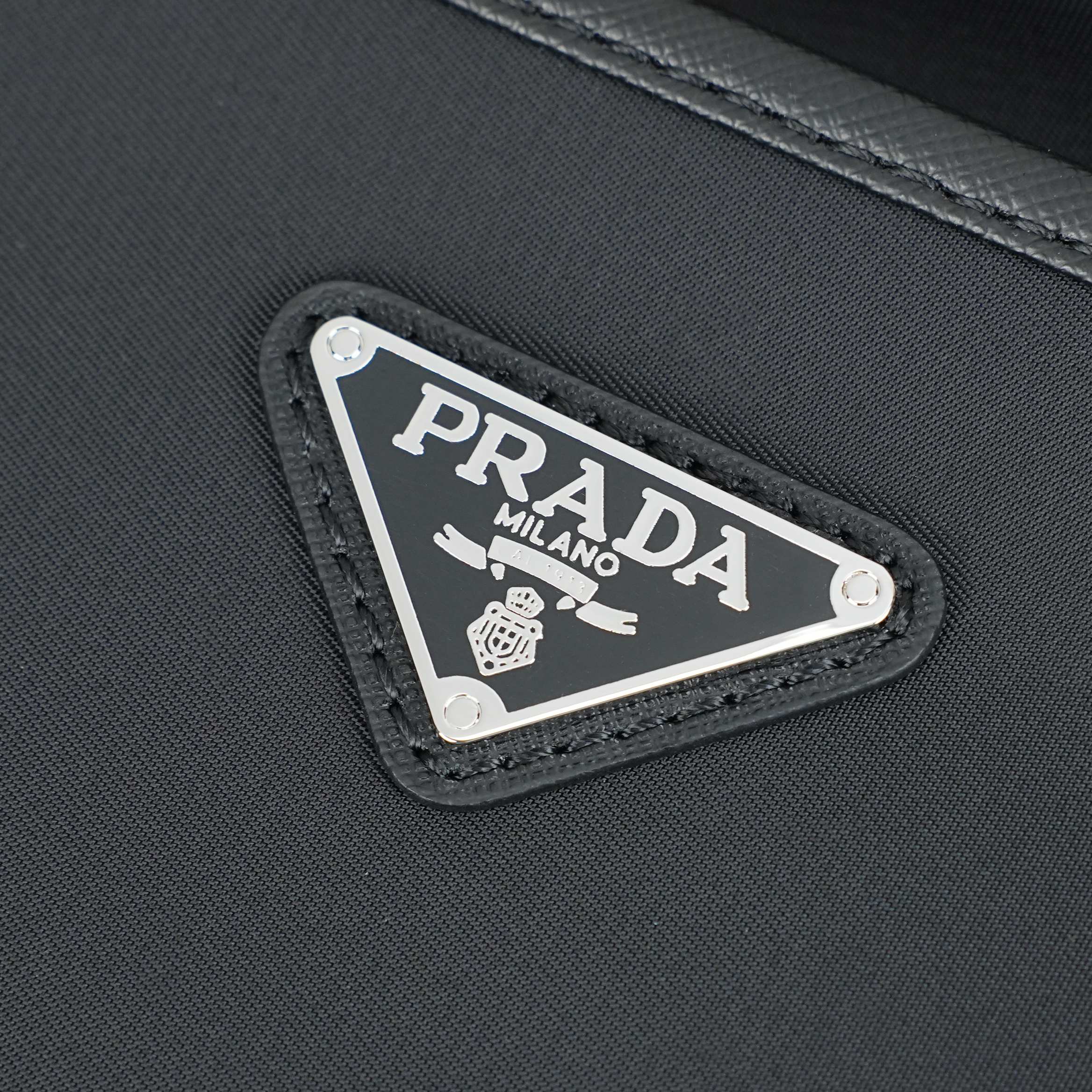 回货。《PR🅰DA》官网对版，实物实拍，爆款单肩斜挎包，原版进口面料配原版五金，细节精工细做。原版品质，有内码，尺寸 :