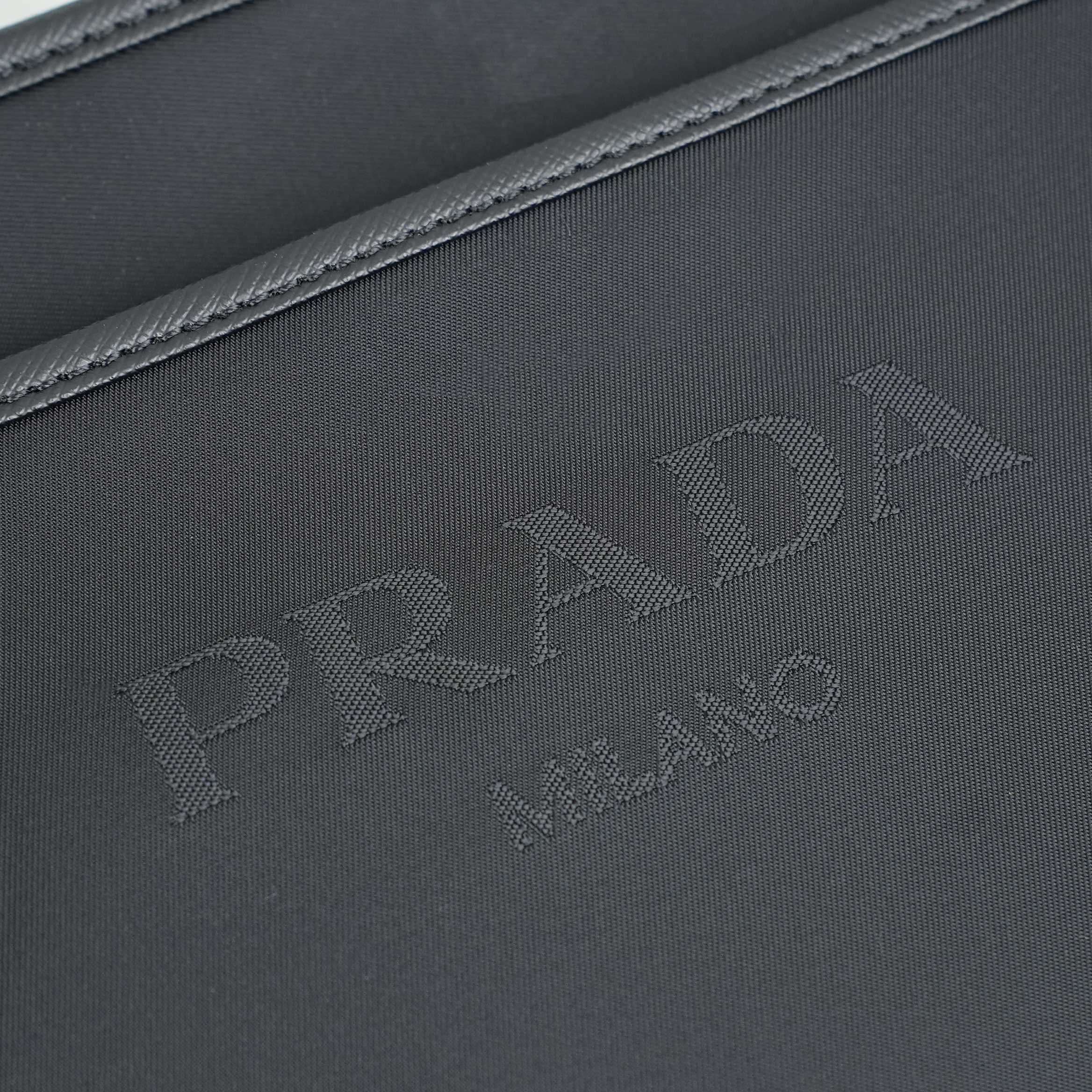 回货。《PR🅰DA》官网对版，实物实拍，爆款单肩斜挎包，原版进口面料配原版五金，细节精工细做。原版品质，有内码，尺寸 :