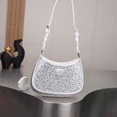新款。Prada Ss21新品 闪闪水钻 满钻Hobo包 哇咔咔!整个包都是闪钻镶嵌成的水钻Prada Hobo包包 在 新款。Prada Ss21新品 闪闪水钻 满钻Hobo包 哇咔咔!整个包都是闪钻镶嵌成的水钻Prada Hobo包包 在