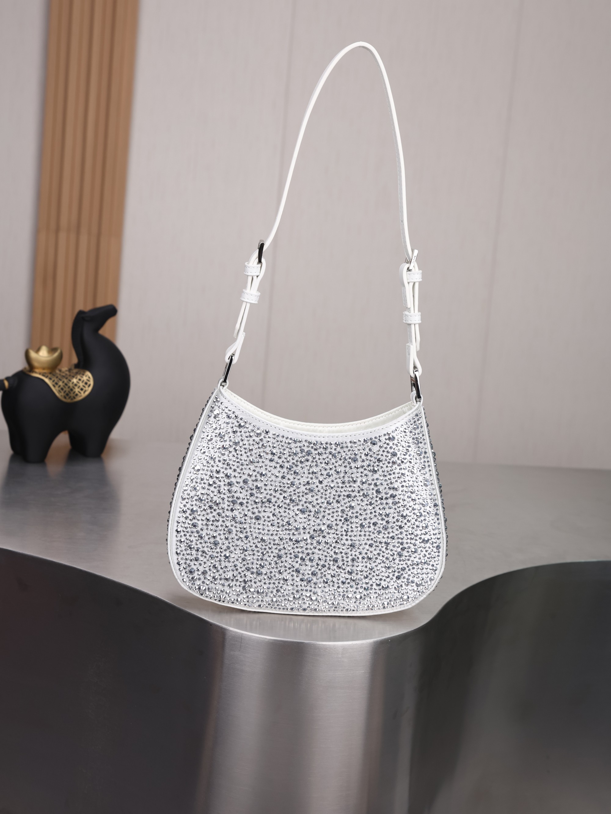 新款。Prada Ss21新品 闪闪水钻 满钻Hobo包 哇咔咔!整个包都是闪钻镶嵌成的水钻Prada Hobo包包 在 新款。Prada Ss21新品 闪闪水钻 满钻Hobo包 哇咔咔!整个包都是闪钻镶嵌成的水钻Prada Hobo包包 在