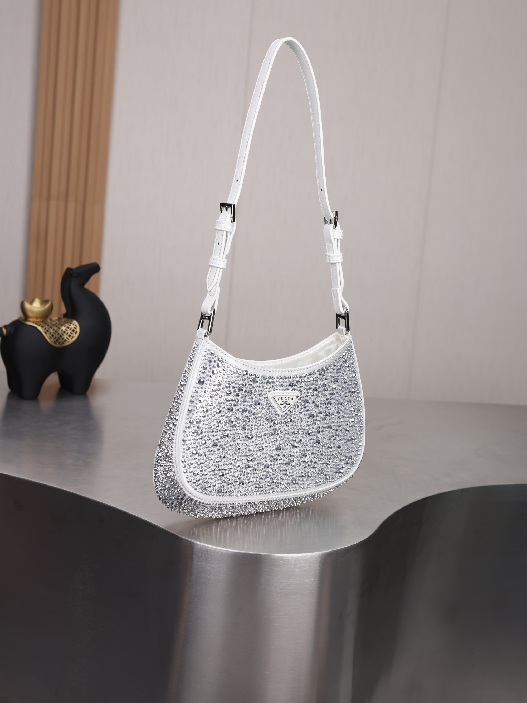 新款。Prada Ss21新品 闪闪水钻 满钻Hobo包 哇咔咔!整个包都是闪钻镶嵌成的水钻Prada Hobo包包 在 新款。Prada Ss21新品 闪闪水钻 满钻Hobo包 哇咔咔!整个包都是闪钻镶嵌成的水钻Prada Hobo包包 在