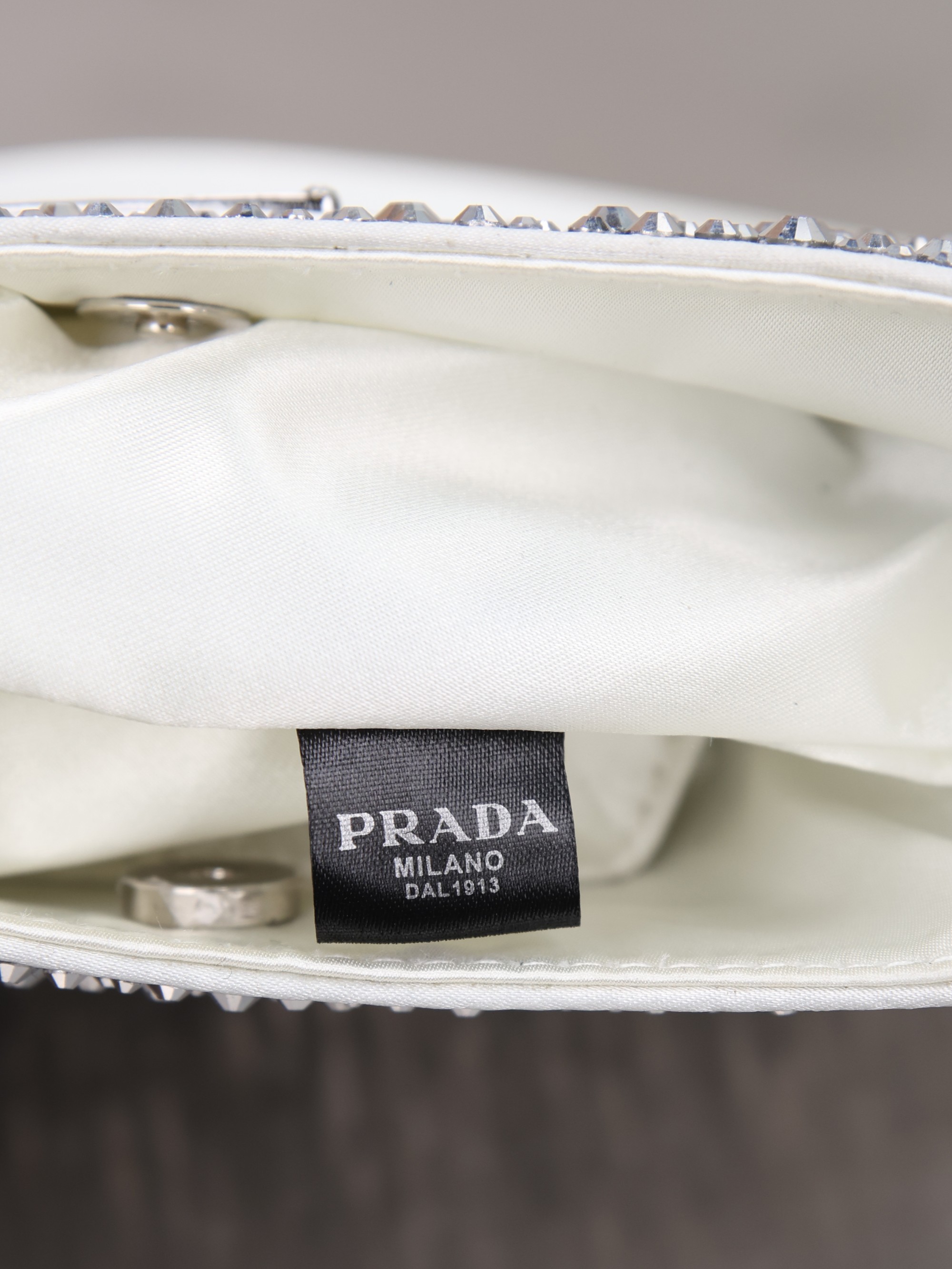 新款。Prada Ss21新品 闪闪水钻 满钻Hobo包 哇咔咔!整个包都是闪钻镶嵌成的水钻Prada Hobo包包 在 新款。Prada Ss21新品 闪闪水钻 满钻Hobo包 哇咔咔!整个包都是闪钻镶嵌成的水钻Prada Hobo包包 在