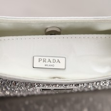 新款。Prada Ss21新品 闪闪水钻 满钻Hobo包 哇咔咔!整个包都是闪钻镶嵌成的水钻Prada Hobo包包 在 新款。Prada Ss21新品 闪闪水钻 满钻Hobo包 哇咔咔!整个包都是闪钻镶嵌成的水钻Prada Hobo包包 在
