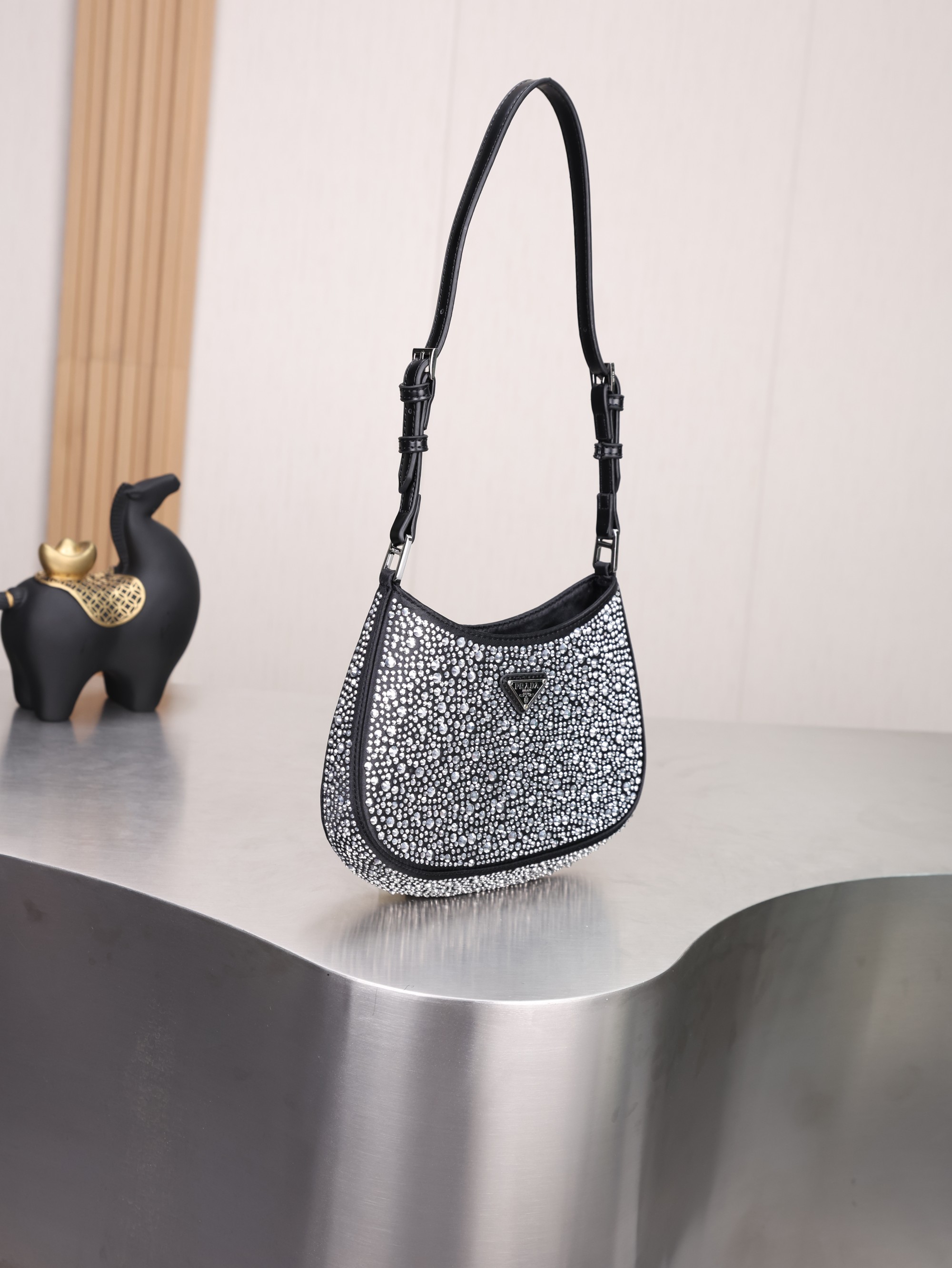 新款。Prada Ss21新品 闪闪水钻 满钻Hobo包 哇咔咔！整个包都是闪钻镶嵌成的水钻Prada Hobo包包 在