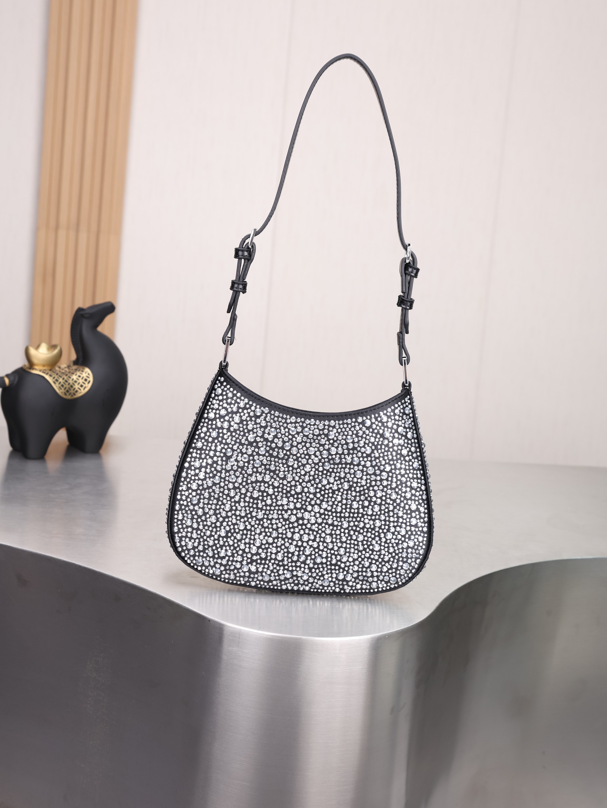 新款。Prada Ss21新品 闪闪水钻 满钻Hobo包 哇咔咔！整个包都是闪钻镶嵌成的水钻Prada Hobo包包 在