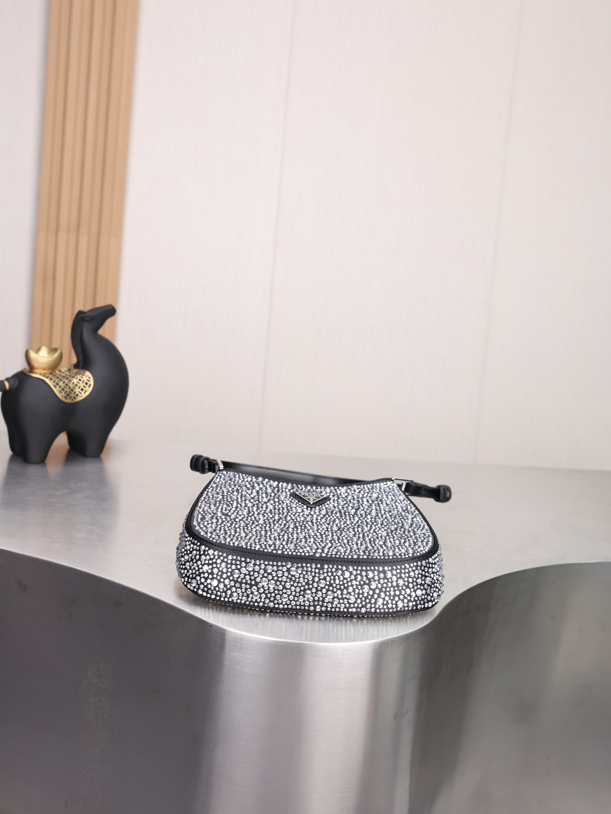 新款。Prada Ss21新品 闪闪水钻 满钻Hobo包 哇咔咔！整个包都是闪钻镶嵌成的水钻Prada Hobo包包 在