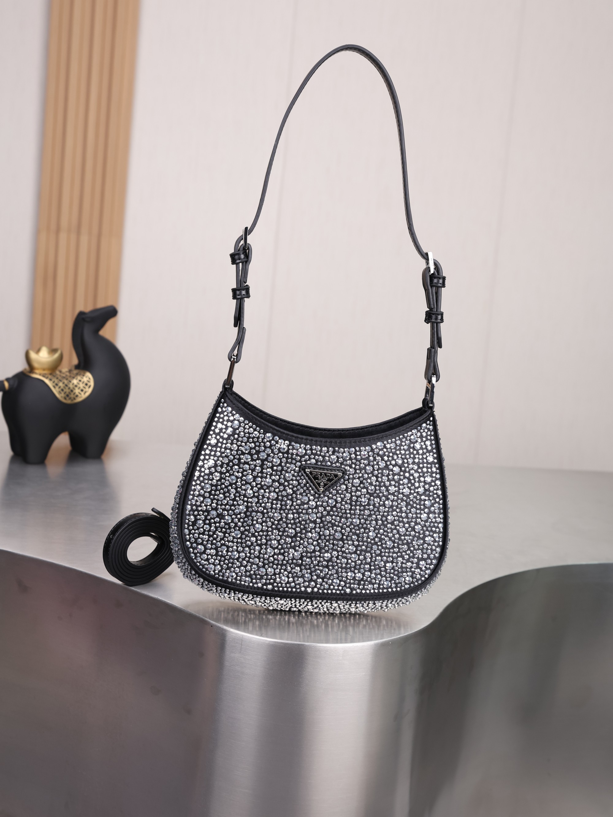 新款。Prada Ss21新品 闪闪水钻 满钻Hobo包 哇咔咔！整个包都是闪钻镶嵌成的水钻Prada Hobo包包 在