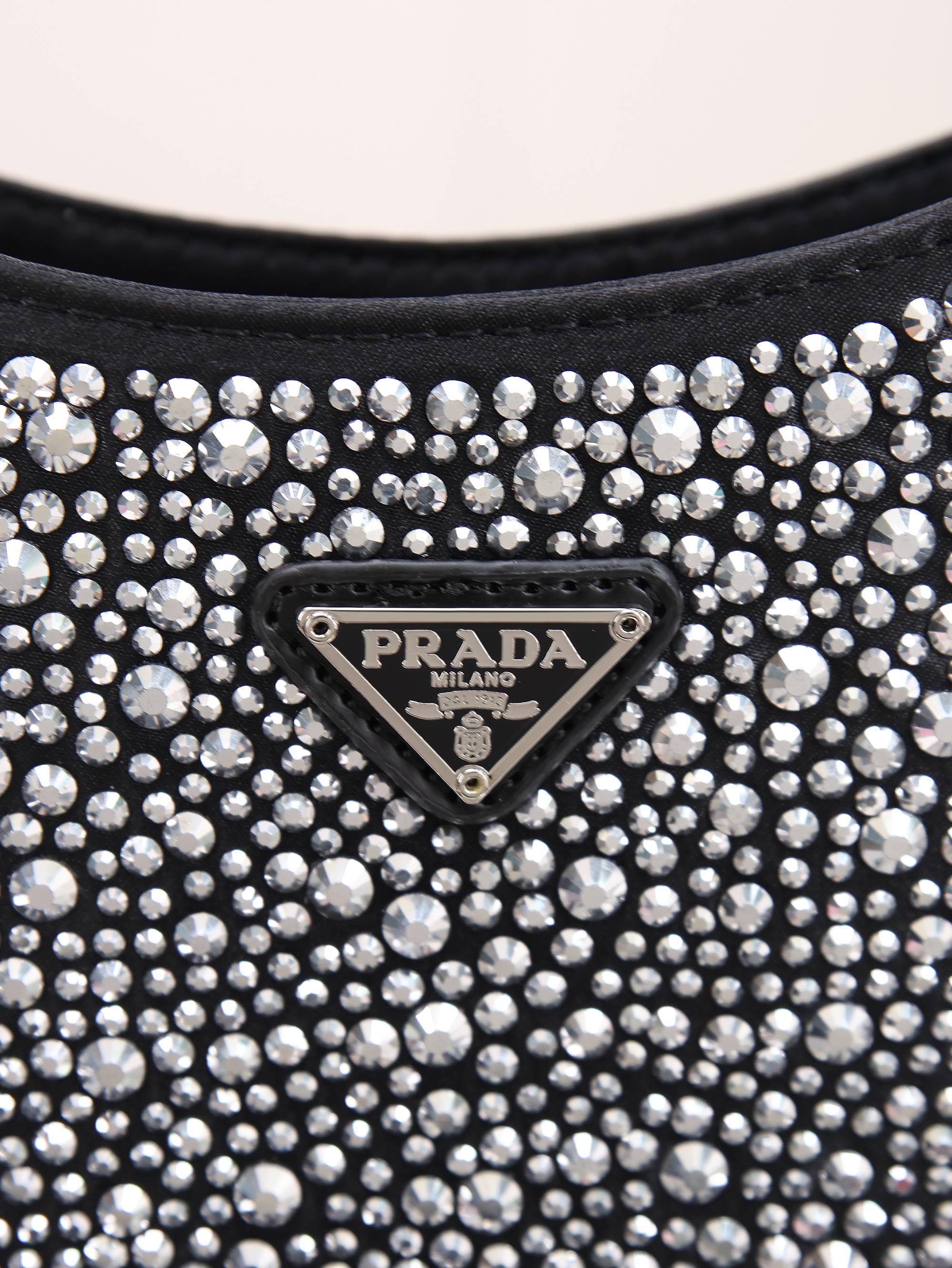 新款。Prada Ss21新品 闪闪水钻 满钻Hobo包 哇咔咔！整个包都是闪钻镶嵌成的水钻Prada Hobo包包 在
